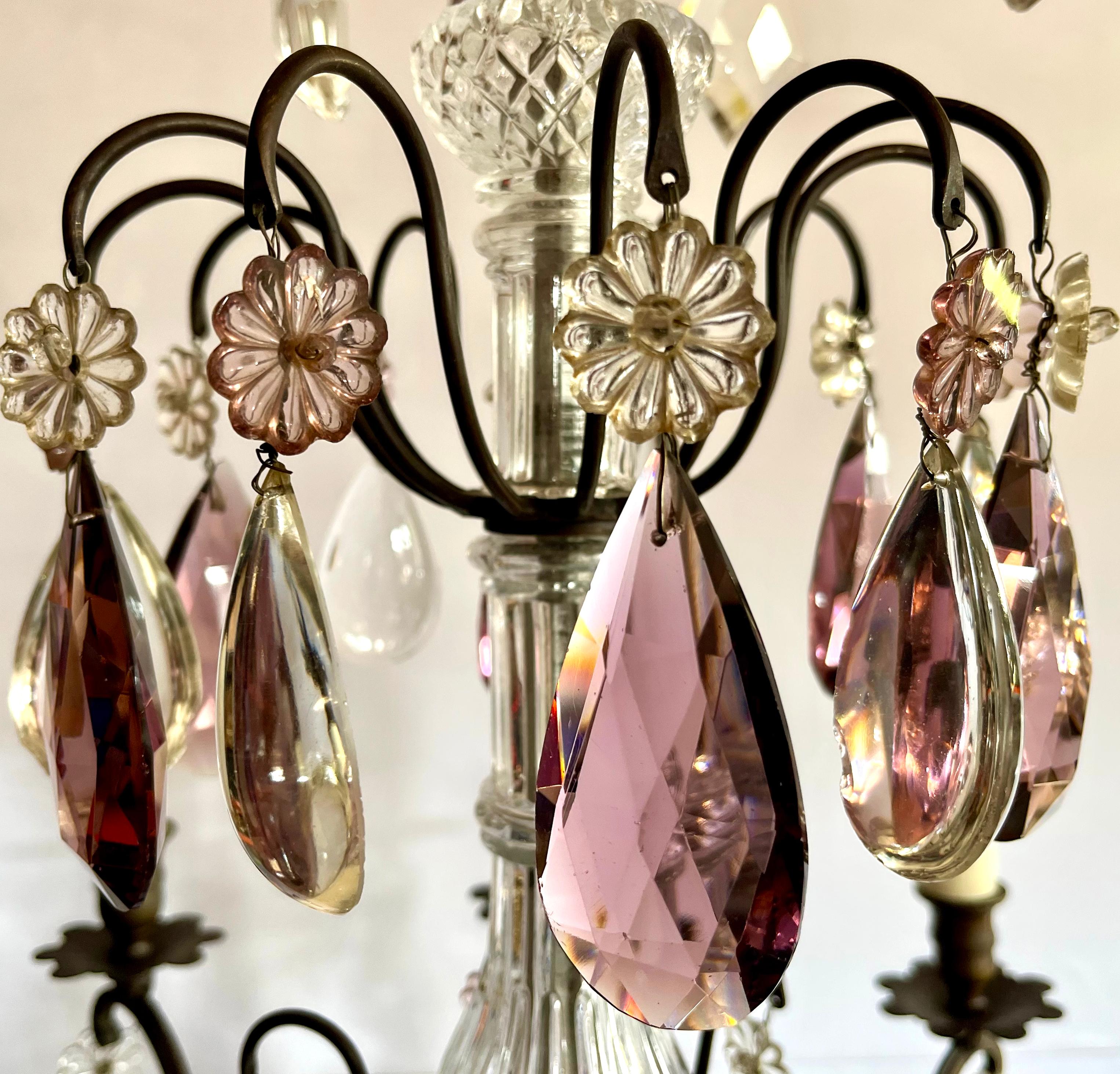 Facetté Lustre à 7 lumières en bronze français du milieu du 20e siècle avec gouttes de poire en améthyste en vente