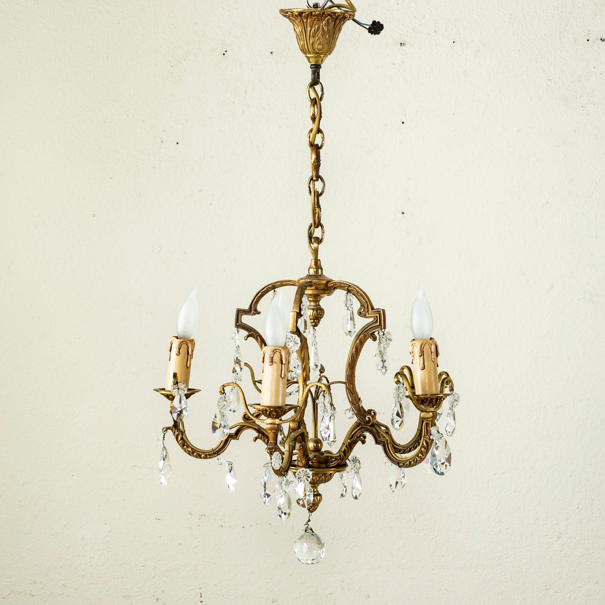 Francese Lampadario francese in bronzo e cristallo di strass della metà del XX secolo in vendita