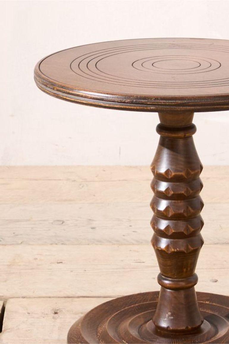 This is a very stylish mid century French Brutalist side table. The colour is superb and will work well in a large number of interiors. The quality is also particularly good with the neatly turned centre stem and detailed top. Clean condition with