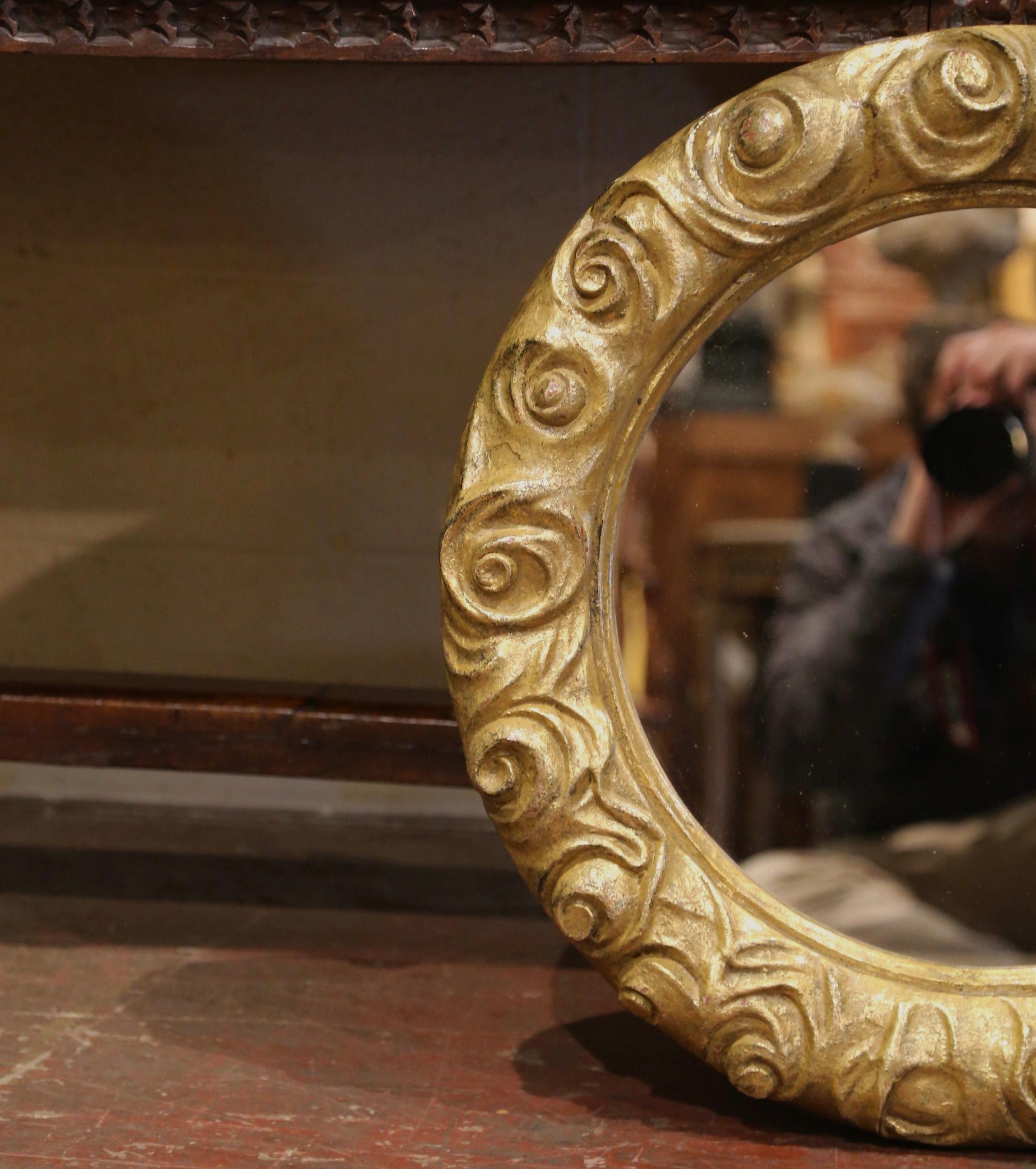 Mitte des 20. Jahrhunderts Französisch geschnitzt vergoldetes Holz runden Spiegel mit floralen Motiven (Handgeschnitzt) im Angebot
