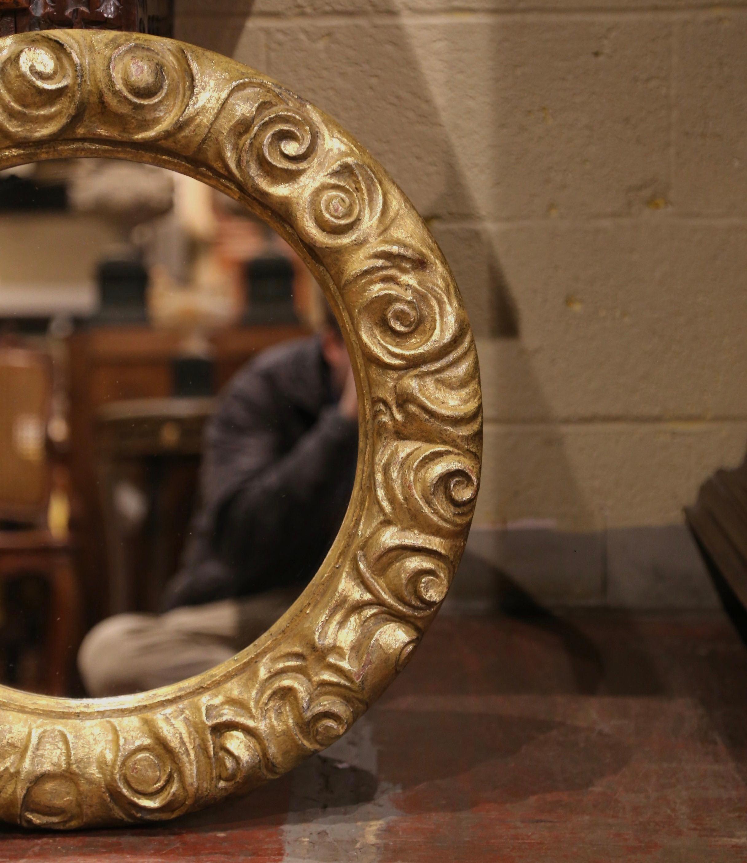 Mitte des 20. Jahrhunderts Französisch geschnitzt vergoldetes Holz runden Spiegel mit floralen Motiven im Zustand „Hervorragend“ im Angebot in Dallas, TX