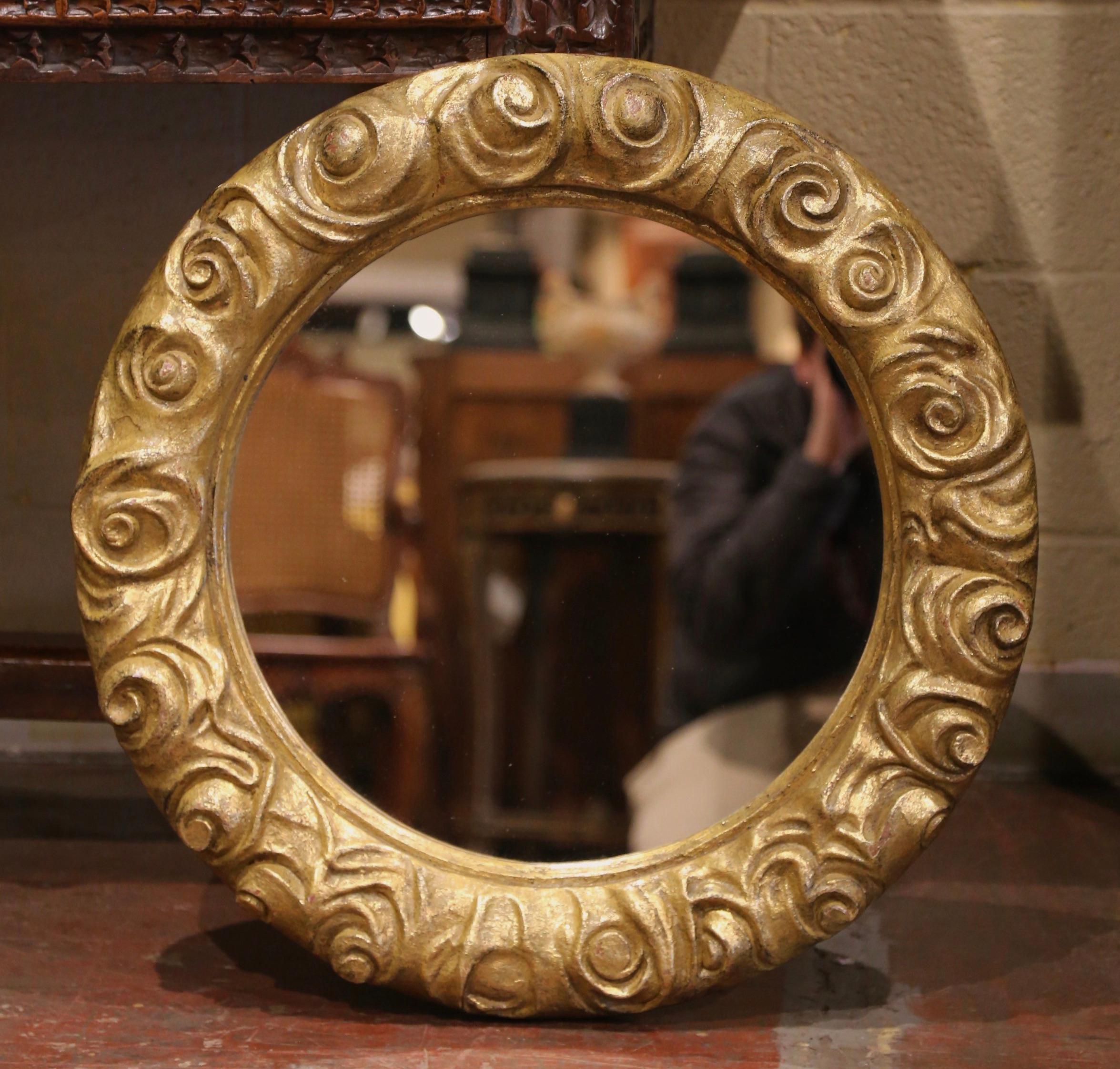 Mitte des 20. Jahrhunderts Französisch geschnitzt vergoldetes Holz runden Spiegel mit floralen Motiven (Vergoldetes Holz) im Angebot