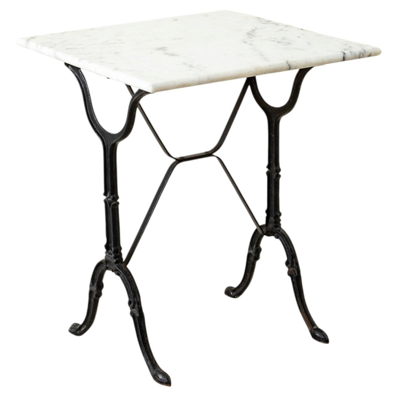 Mesa de bistró, mesita auxiliar o mesita de salón francesa de hierro fundido y mármol de mediados del siglo XX