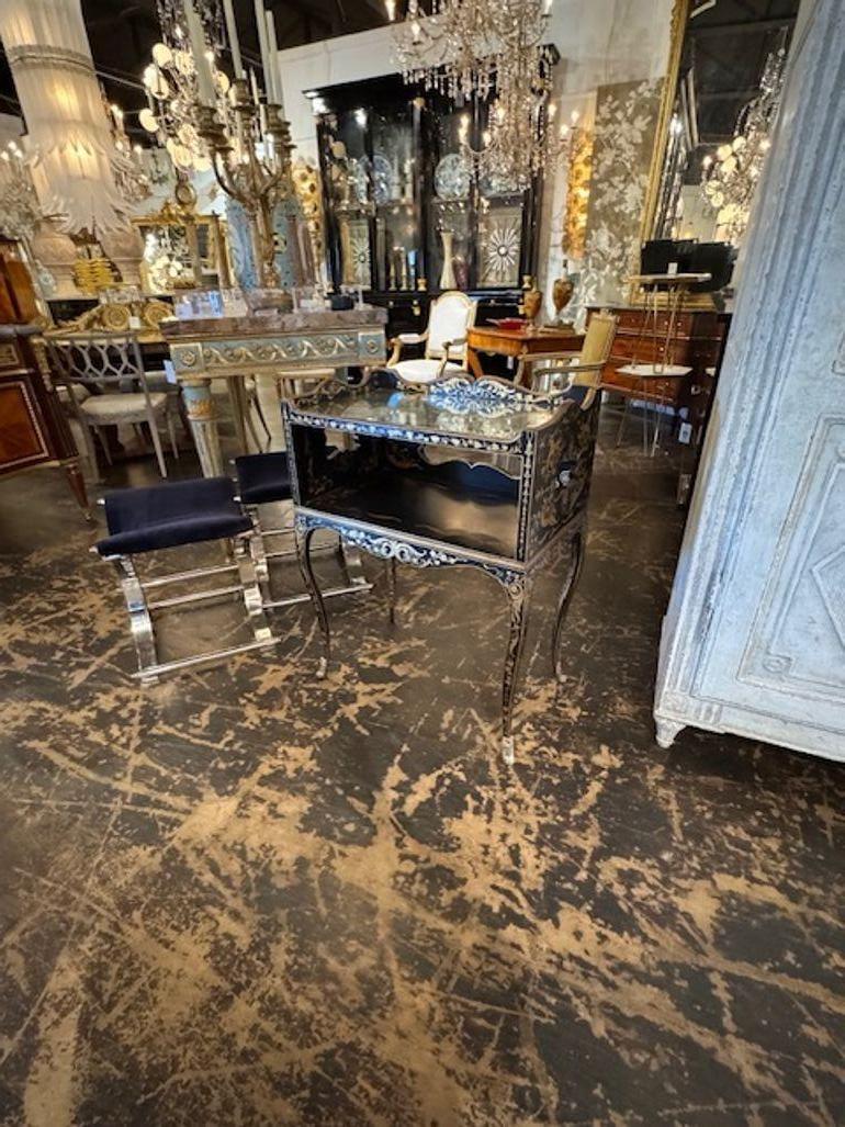 Preciosa mesa de tocador de estilo Chinoiserie Jansen francesa de mediados de siglo XX con tapa de espejo eglomise. ¡Tan único! ¡Precioso! Alrededor de 1940.
25,5an x 15d x 34h