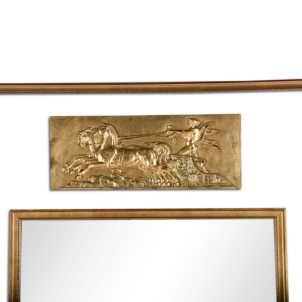 Specchio francese dipinto d'epoca della metà del XX secolo con placca dorata in stile Impero raffigurante un cavallo e una biga.

    