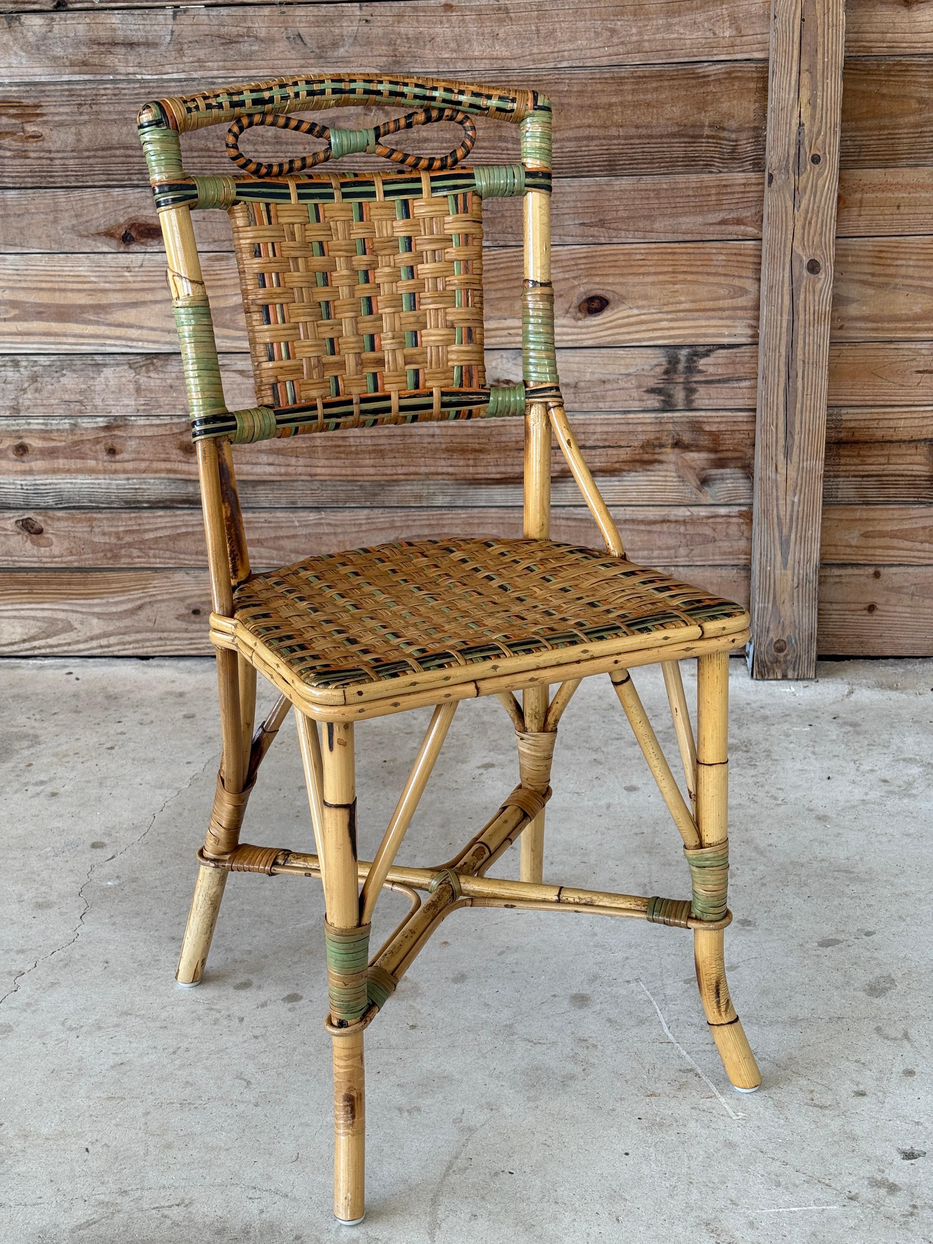 Silla auxiliar de ratán costera francesa de mediados del siglo XX con detalle de lazo en venta 6