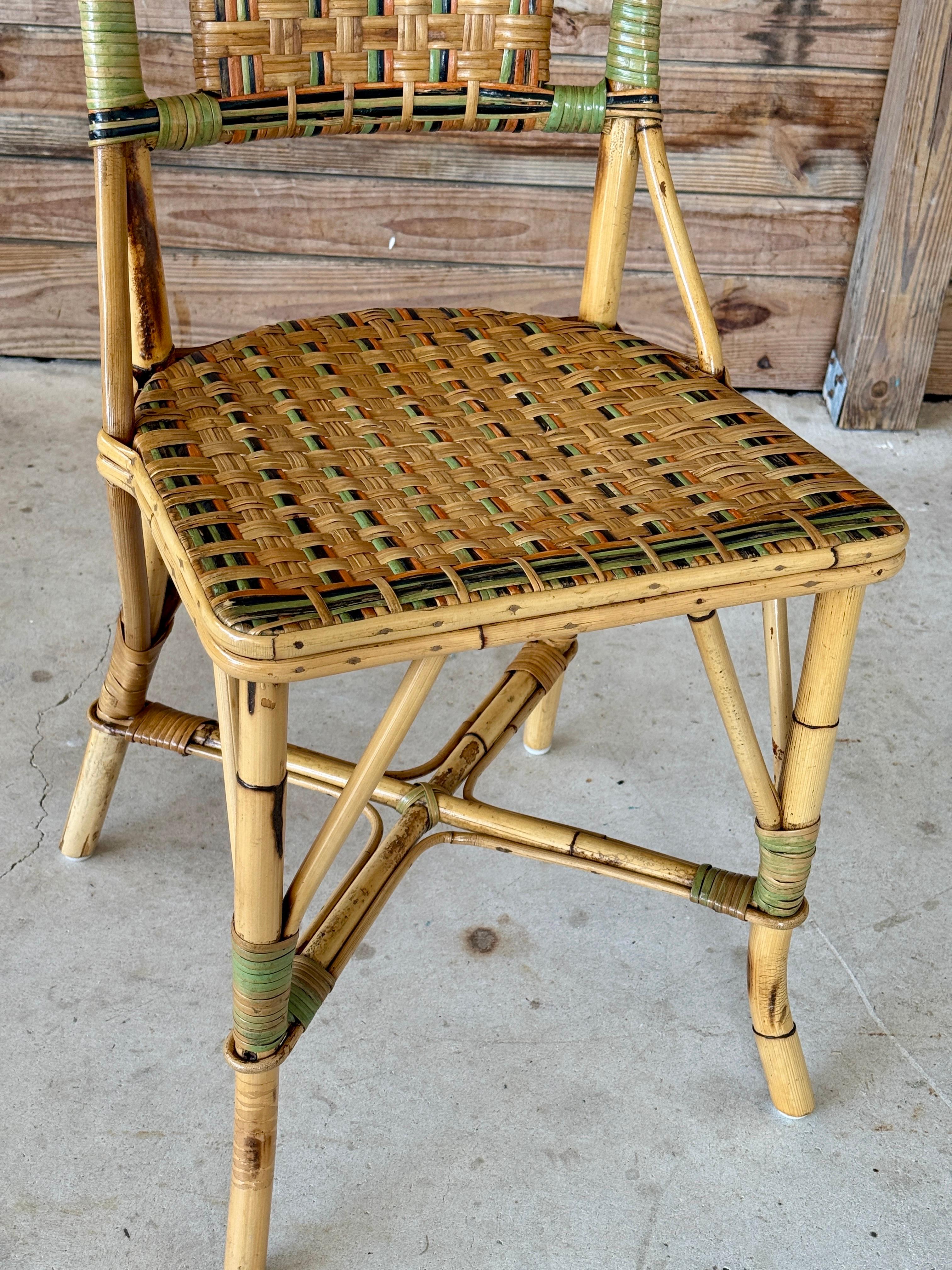 Silla auxiliar de ratán costera francesa de mediados del siglo XX con detalle de lazo Provincial francés en venta