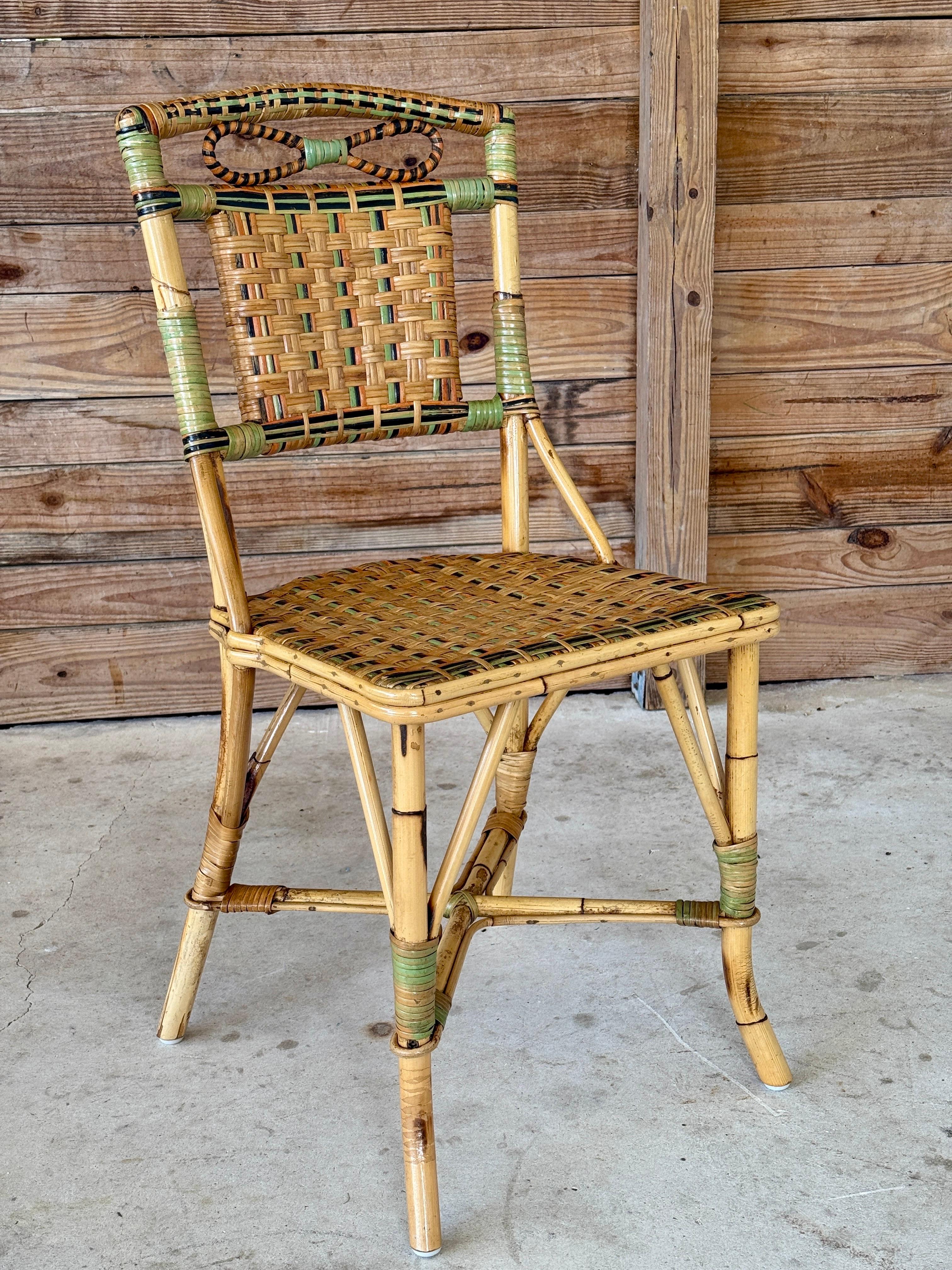 Silla auxiliar de ratán costera francesa de mediados del siglo XX con detalle de lazo en venta 1