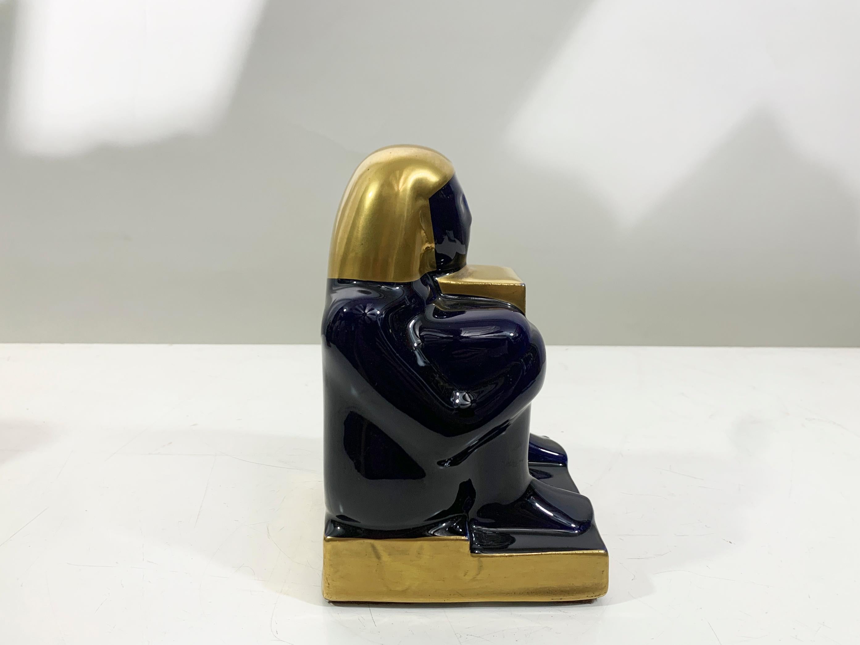 Mitte des 20. Jahrhunderts Französisch ägyptischen Revival keramischen Buchstützen in Deep Navy / GoldFarbe im Angebot 5