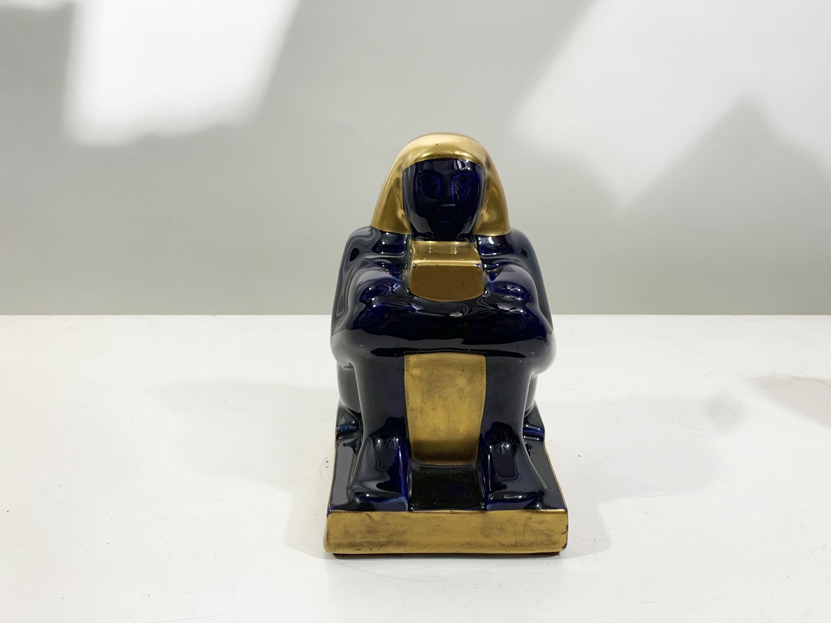 Mitte des 20. Jahrhunderts Französisch ägyptischen Revival keramischen Buchstützen in Deep Navy / GoldFarbe (Neuägyptisch) im Angebot