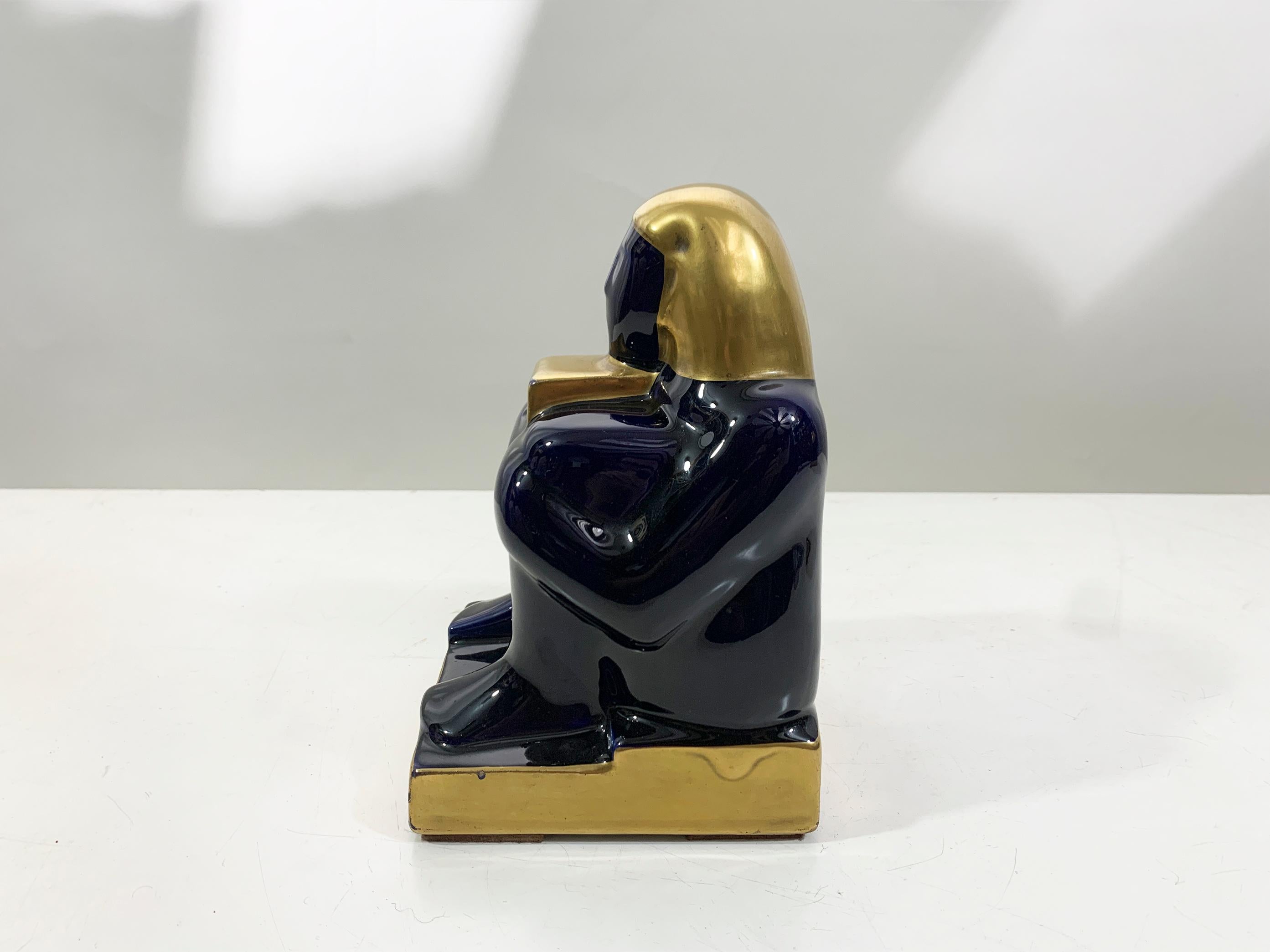 Mitte des 20. Jahrhunderts Französisch ägyptischen Revival keramischen Buchstützen in Deep Navy / GoldFarbe (Glasiert) im Angebot