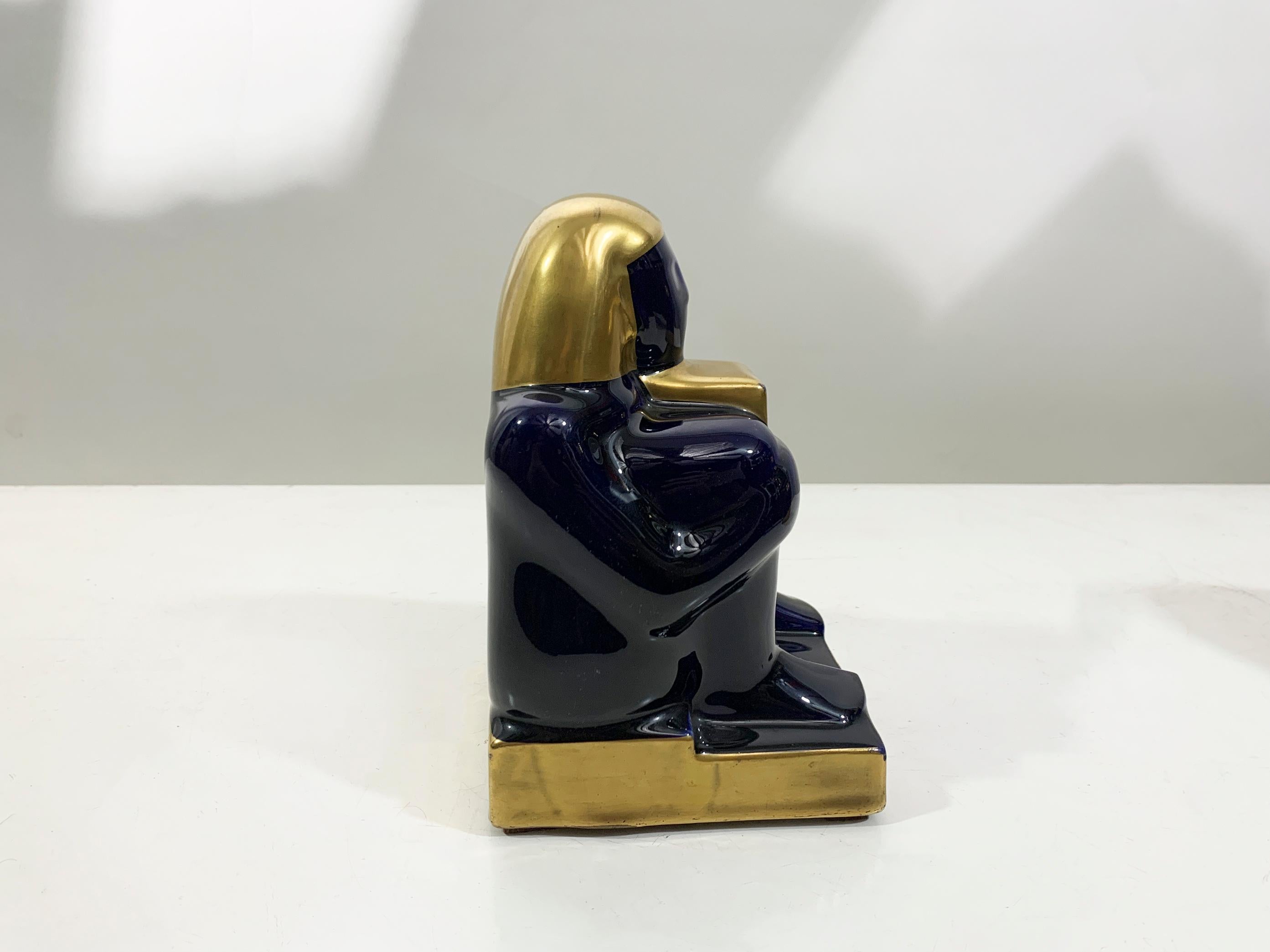 Mitte des 20. Jahrhunderts Französisch ägyptischen Revival keramischen Buchstützen in Deep Navy / GoldFarbe (Keramik) im Angebot