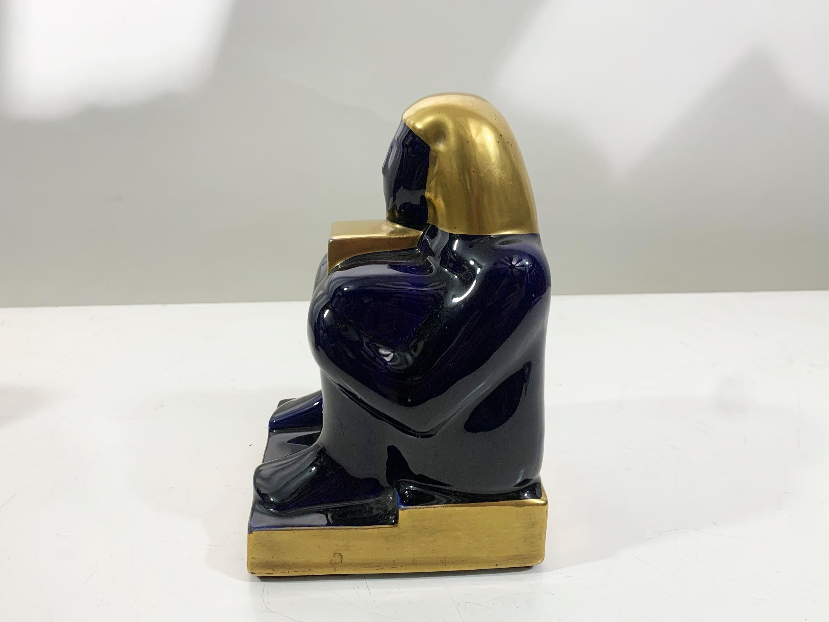Mitte des 20. Jahrhunderts Französisch ägyptischen Revival keramischen Buchstützen in Deep Navy / GoldFarbe im Angebot 3