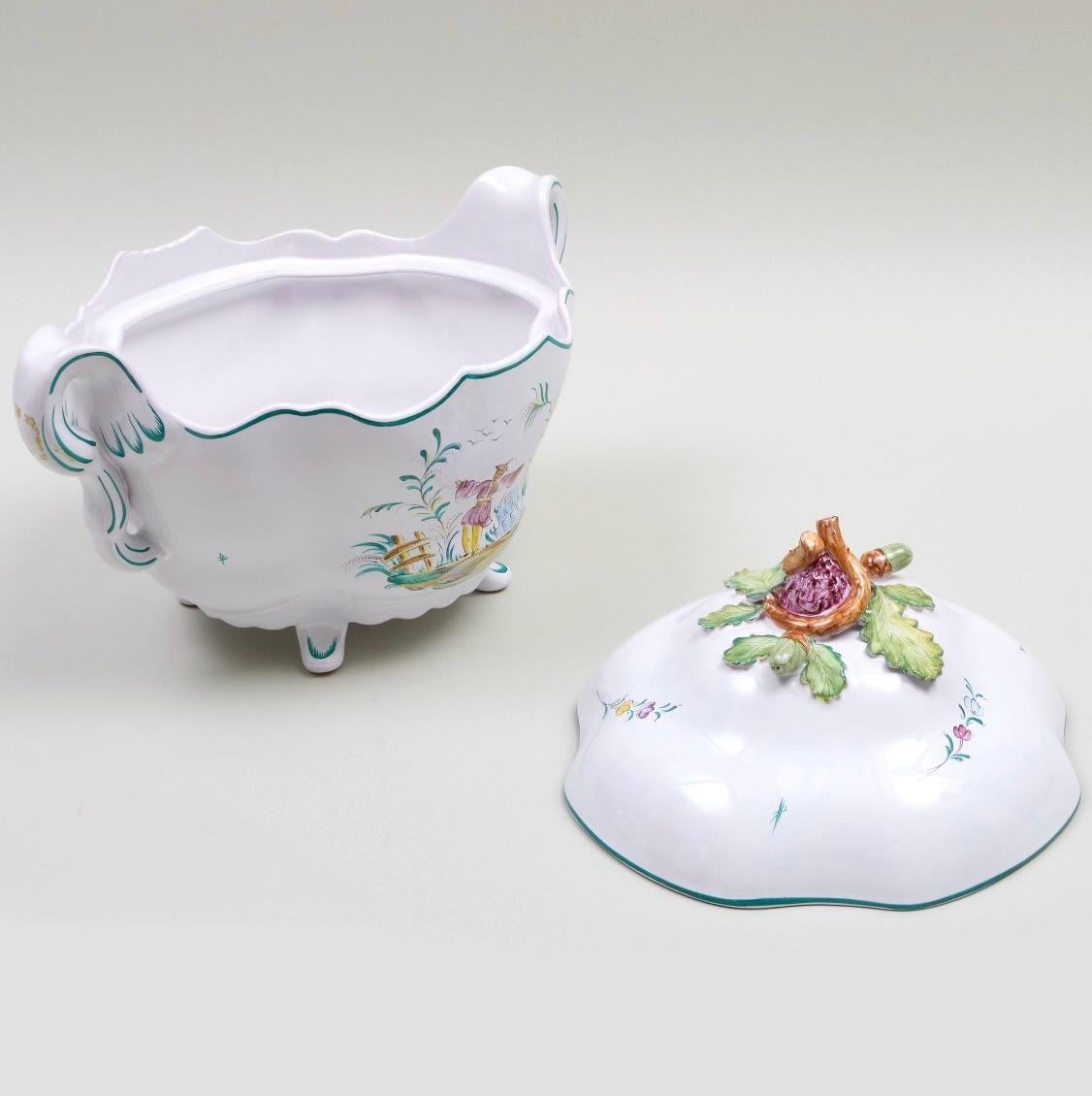 Sopera con tapa de loza francesa de mediados del siglo XX de Sègries Moustiers Glaseado en venta