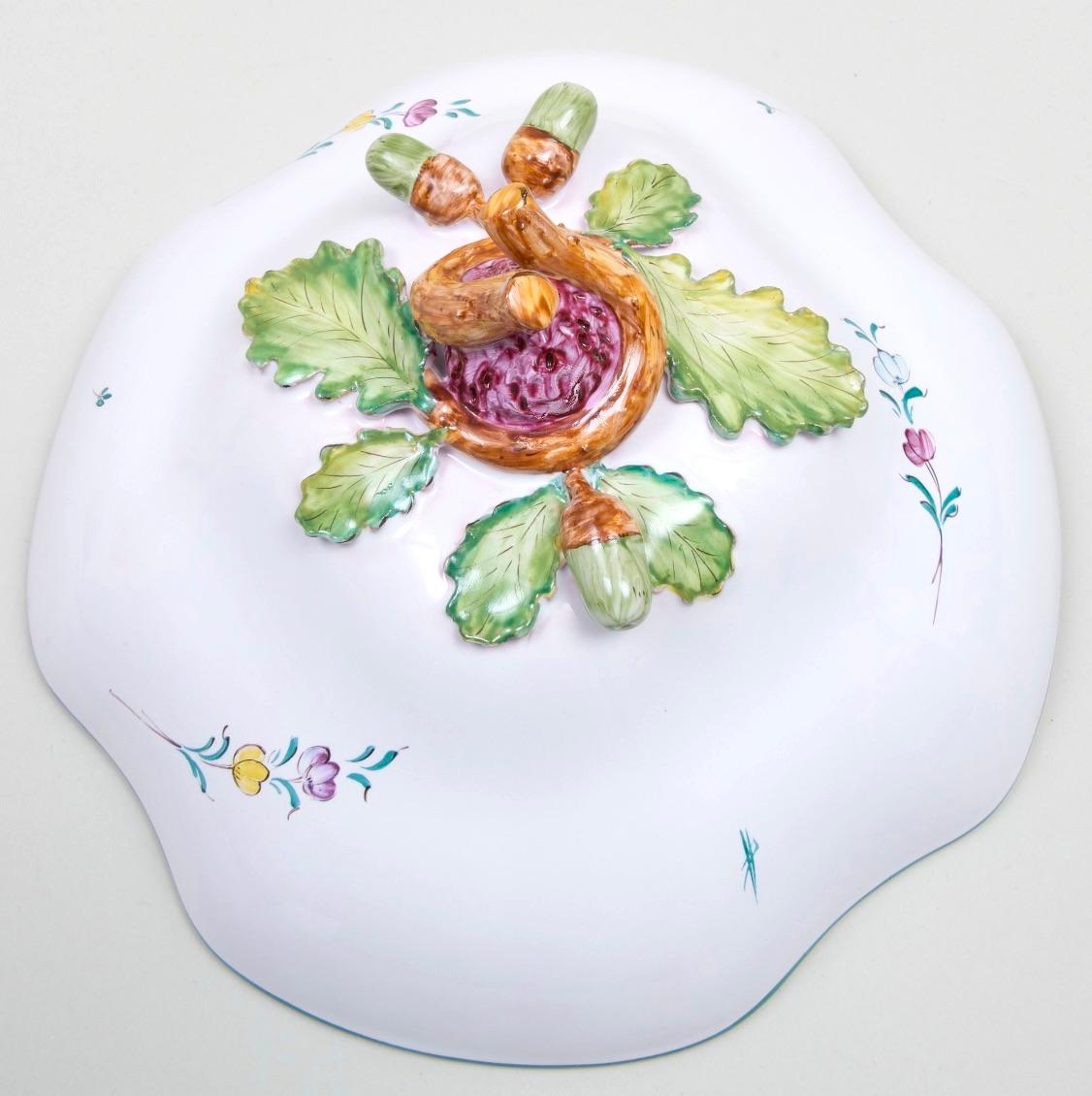 Sopera con tapa de loza francesa de mediados del siglo XX de Sègries Moustiers en Bueno estado para la venta en Tarry Town, NY