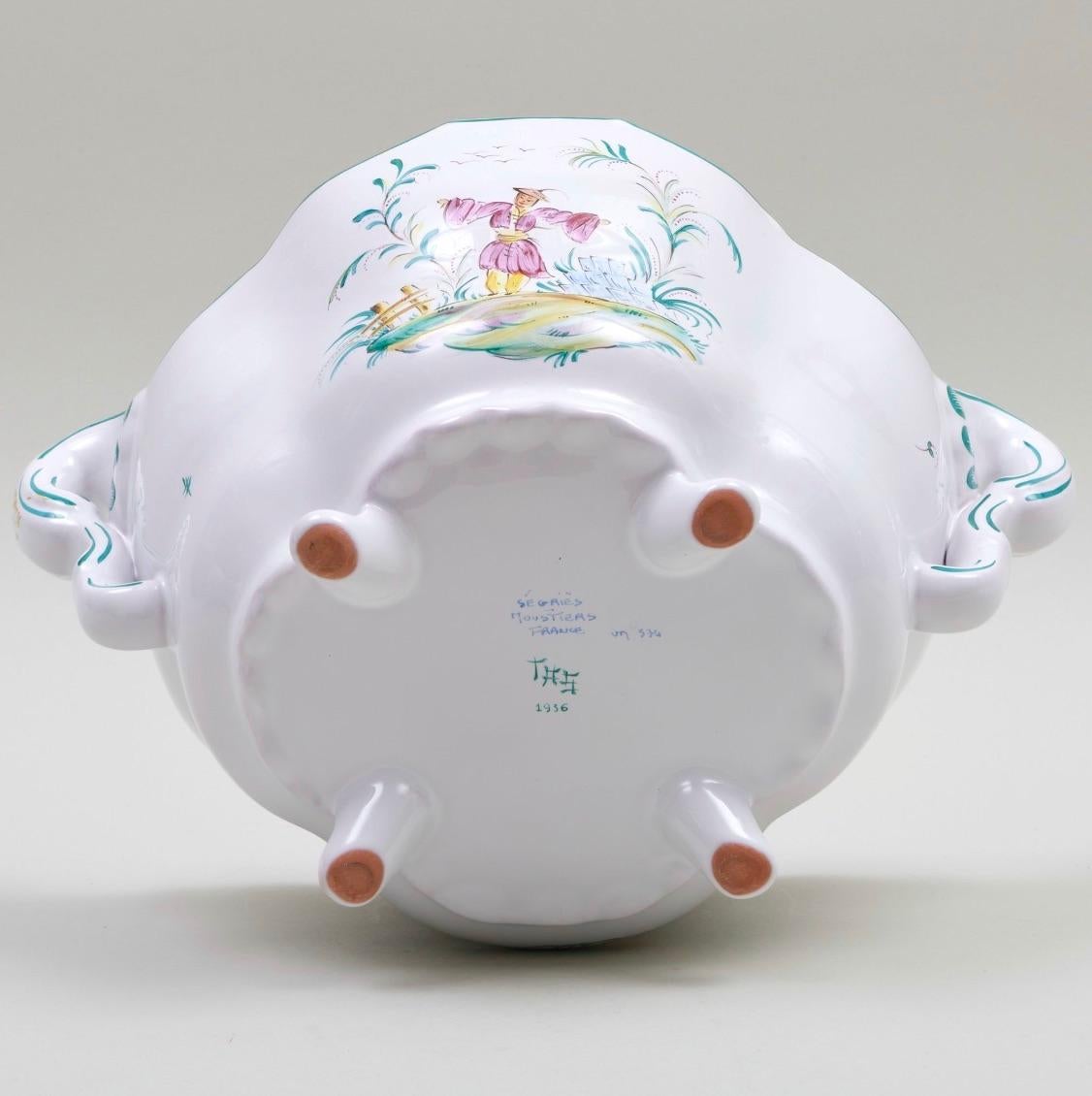 Sopera con tapa de loza francesa de mediados del siglo XX de Sègries Moustiers en venta 2