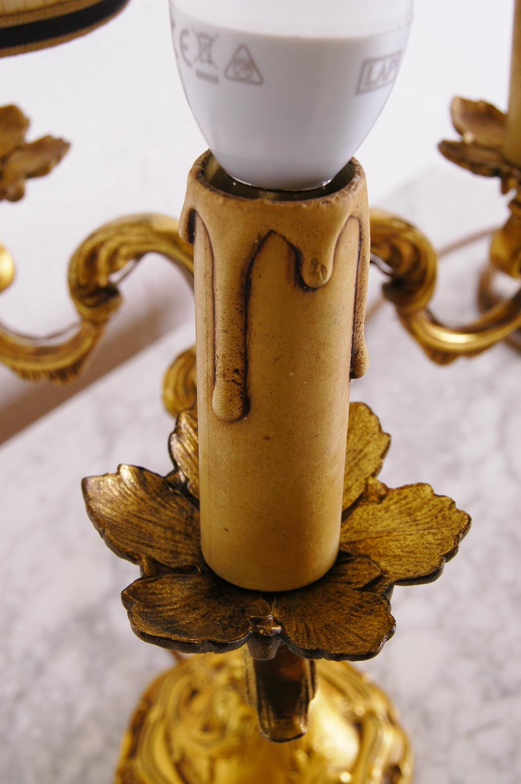 Lampe de table à trois bras en laiton doré:: milieu du 20e siècle en vente 2