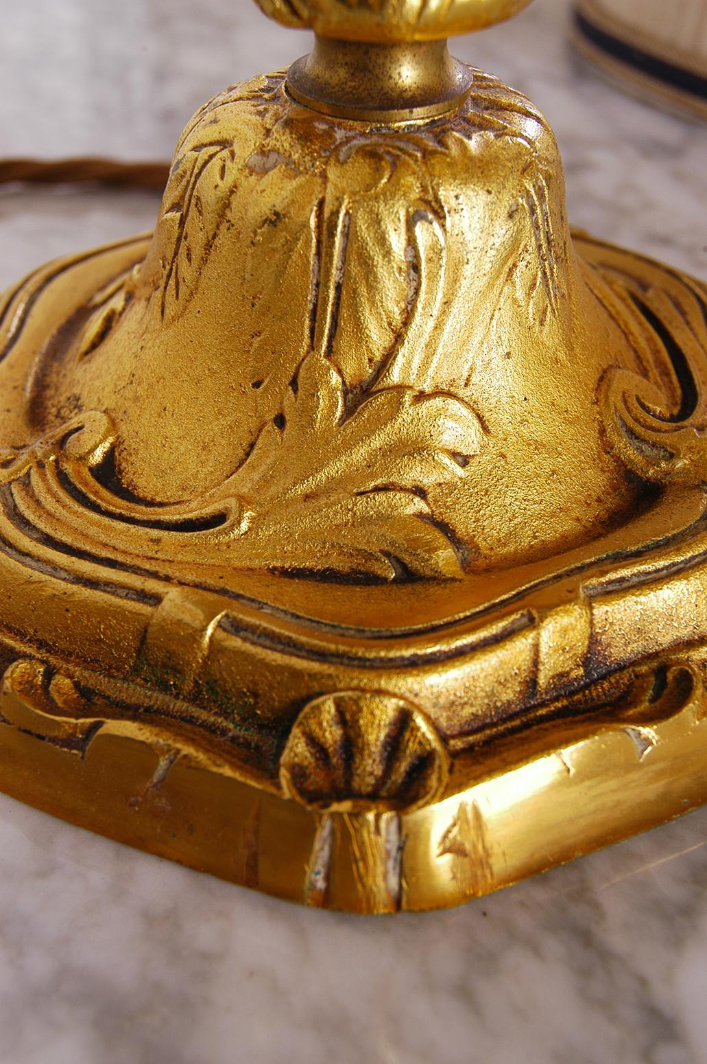 Lampe de table à trois bras en laiton doré:: milieu du 20e siècle en vente 4