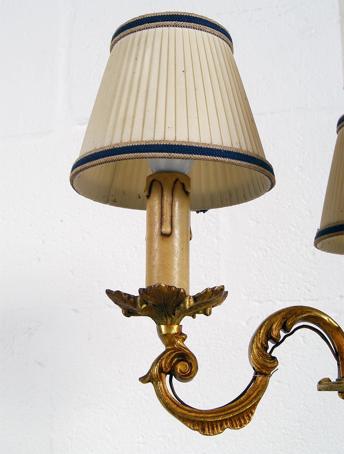 Empire Lampe de table à trois bras en laiton doré:: milieu du 20e siècle en vente