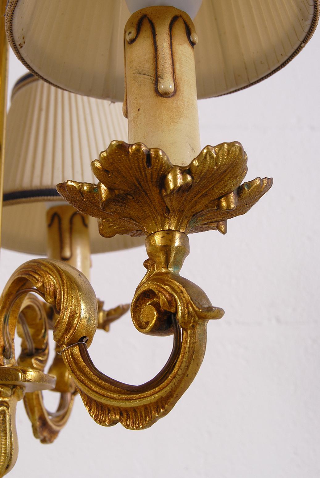 Français Lampe de table à trois bras en laiton doré:: milieu du 20e siècle en vente