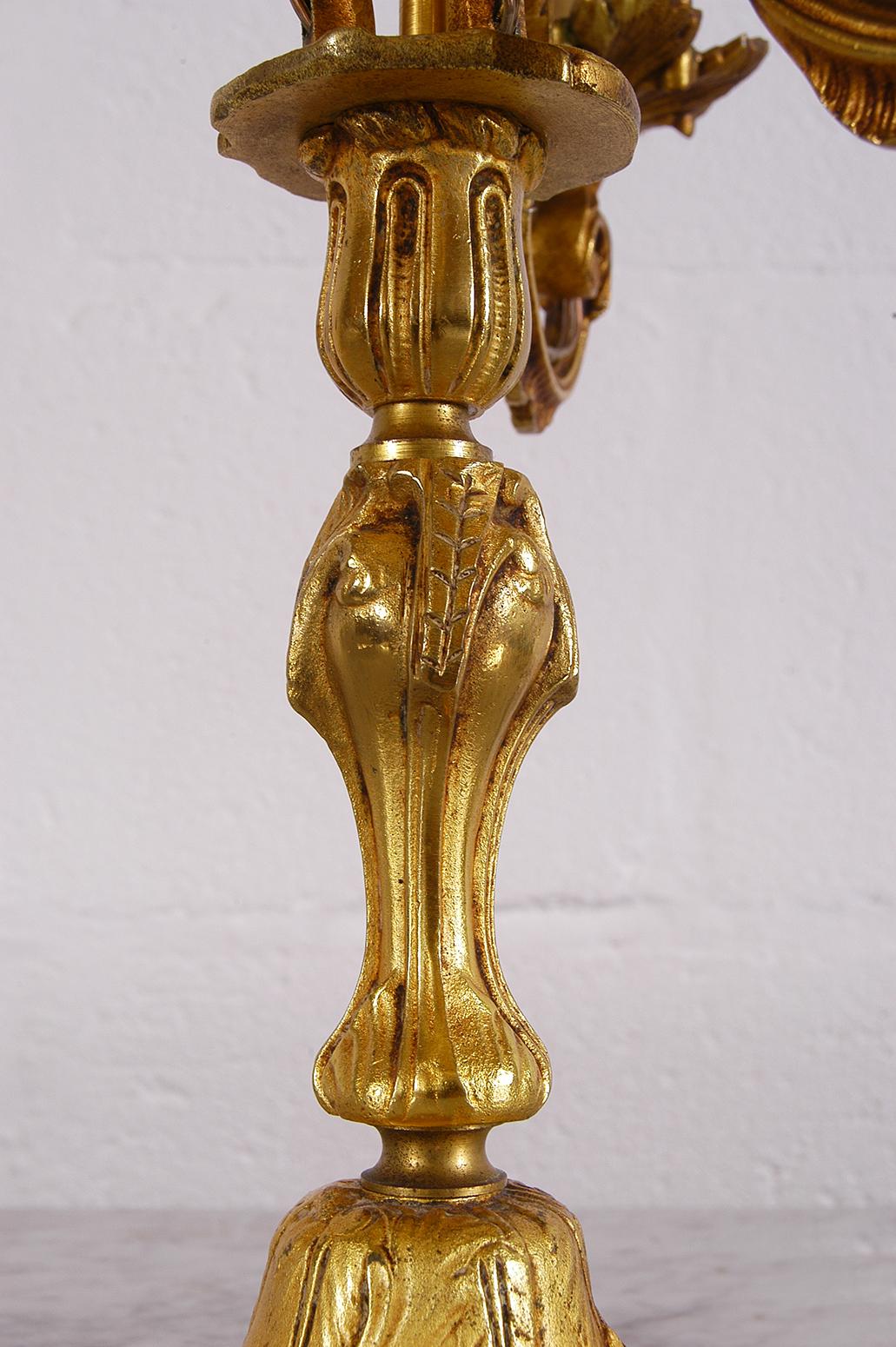 Doré Lampe de table à trois bras en laiton doré:: milieu du 20e siècle en vente