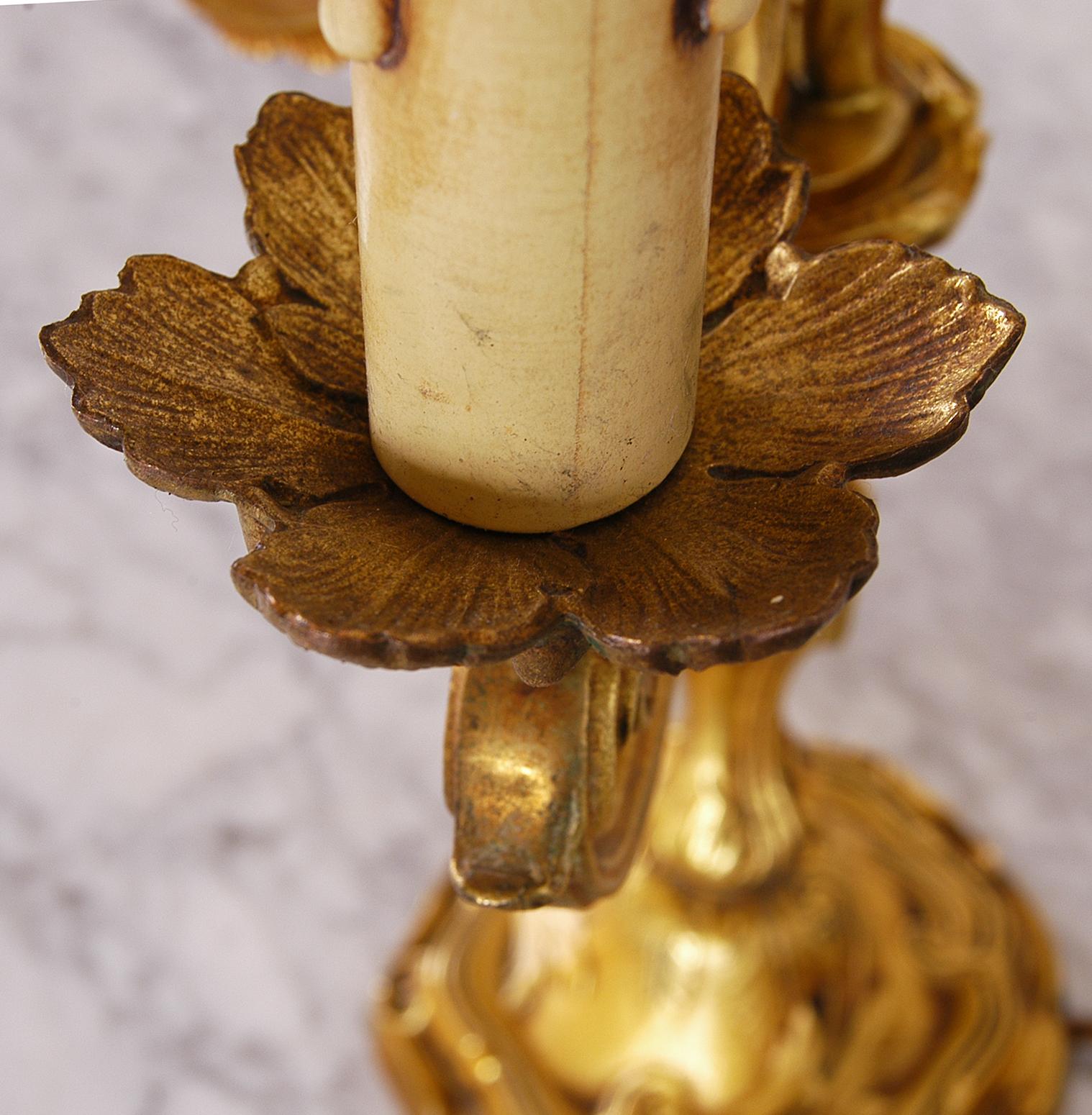 Laiton Lampe de table à trois bras en laiton doré:: milieu du 20e siècle en vente