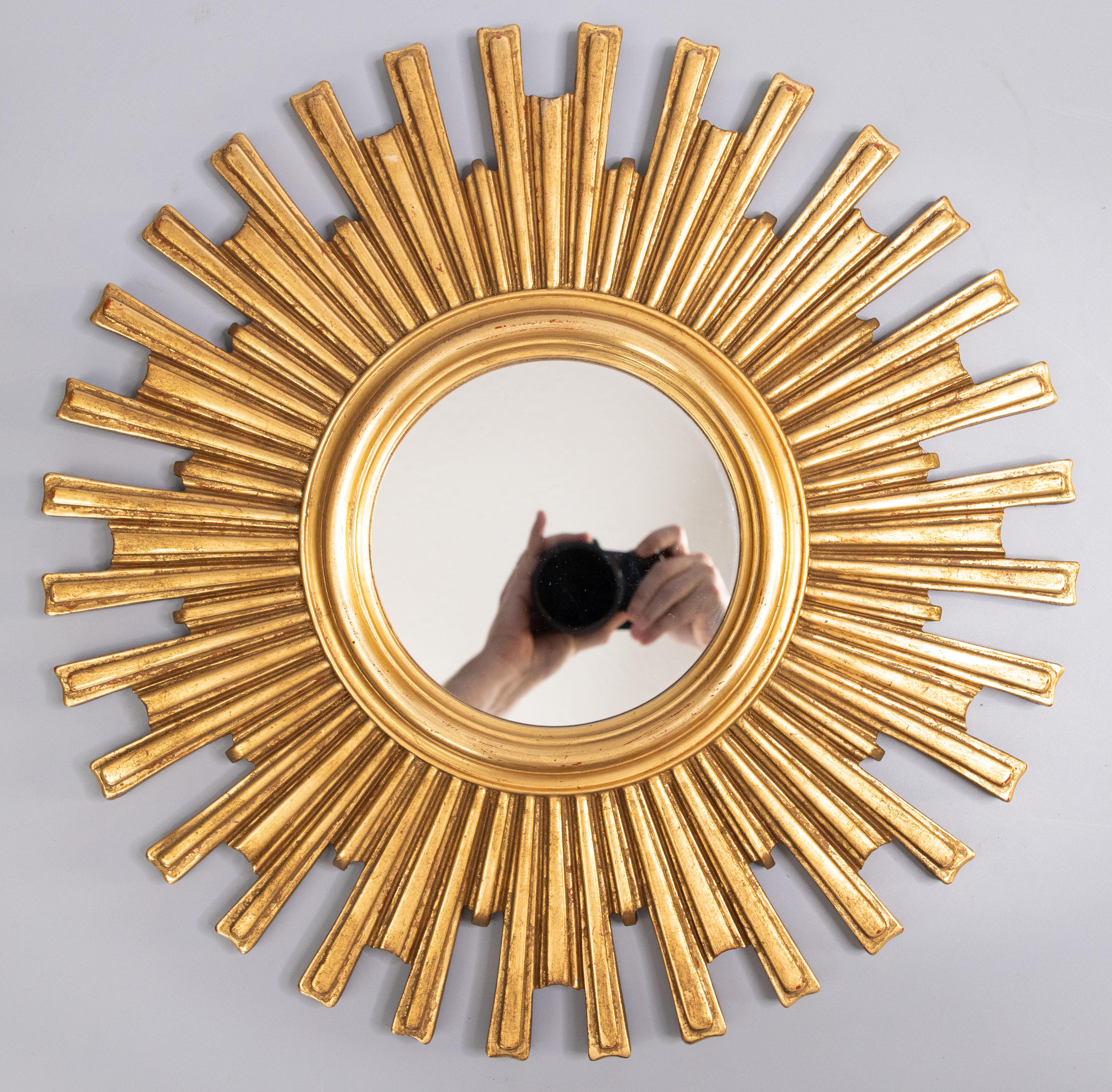 A stunning vintage Mid-20th Century French gilded resin sunburst / starburst mirror. This stylish mirror is surrounded by lovely rays of alternating lengths with a beautiful gilt patina.

DIMENSIONS
19.75