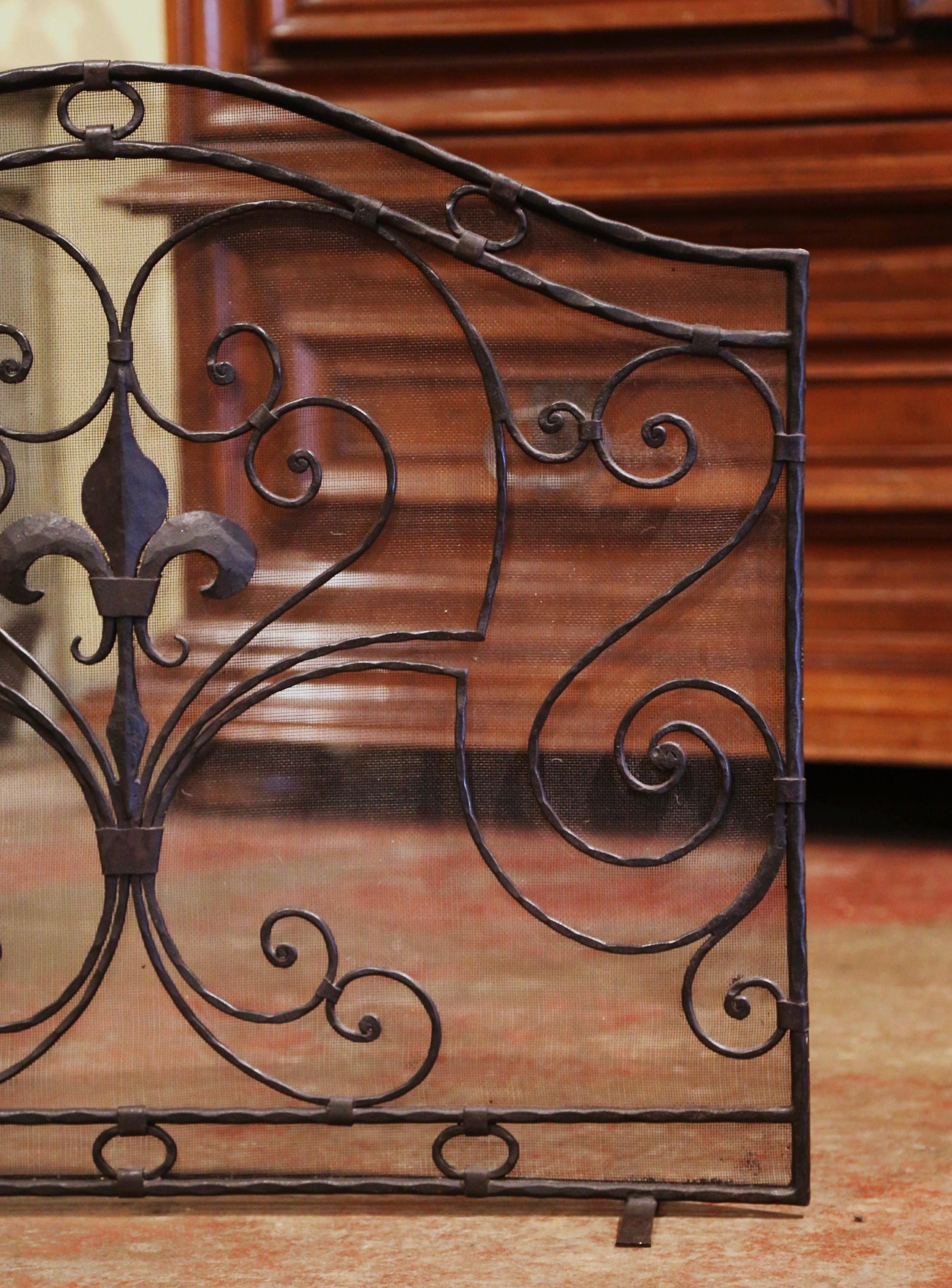 Mid-20th Century French Gothic Wrought Iron Fireplace Screen with Fleur-de-Lis In Excellent Condition In Dallas, TX