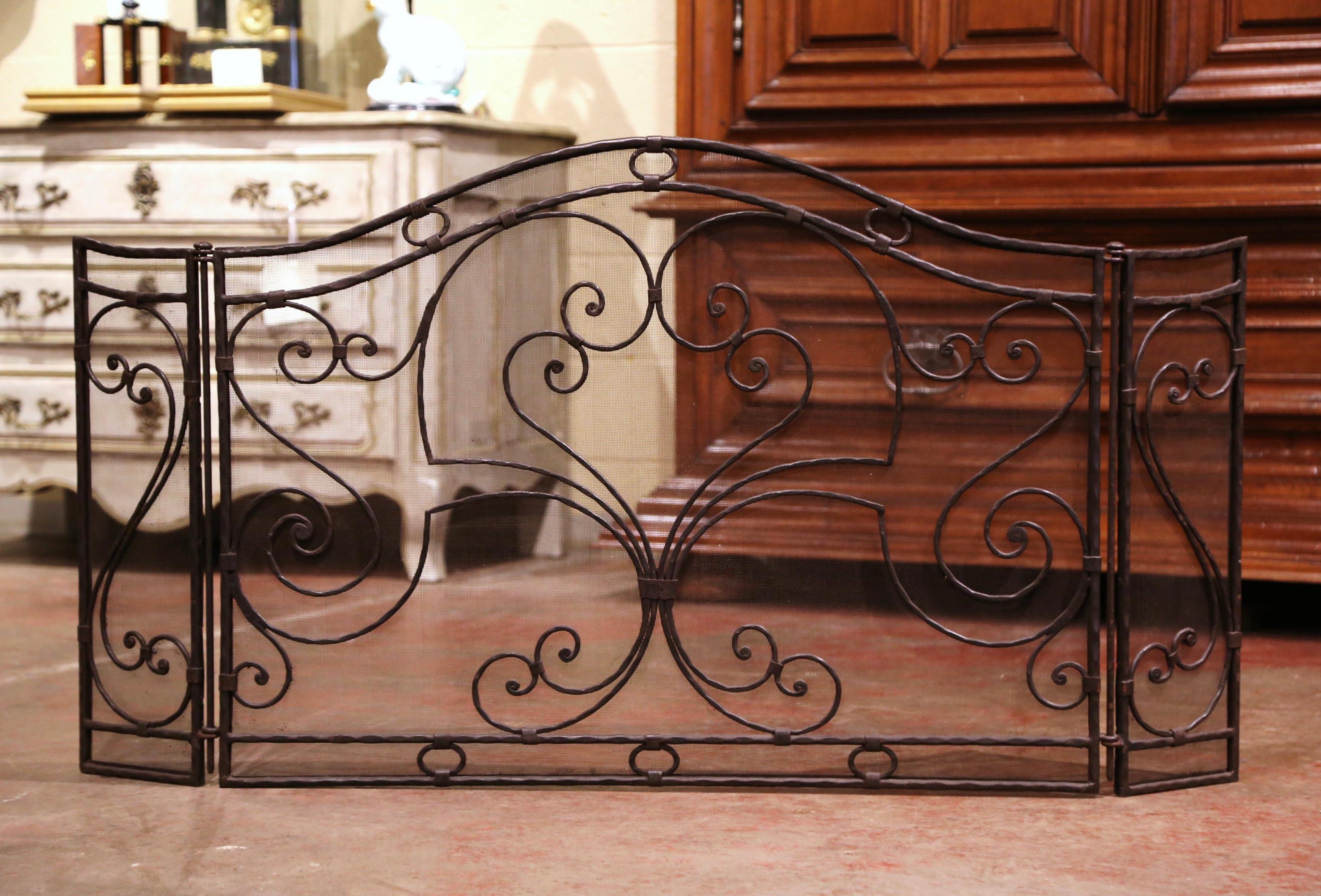 Mid-20th Century French Gothic Wrought Iron Three-Panel Fireplace Screen In Excellent Condition In Dallas, TX