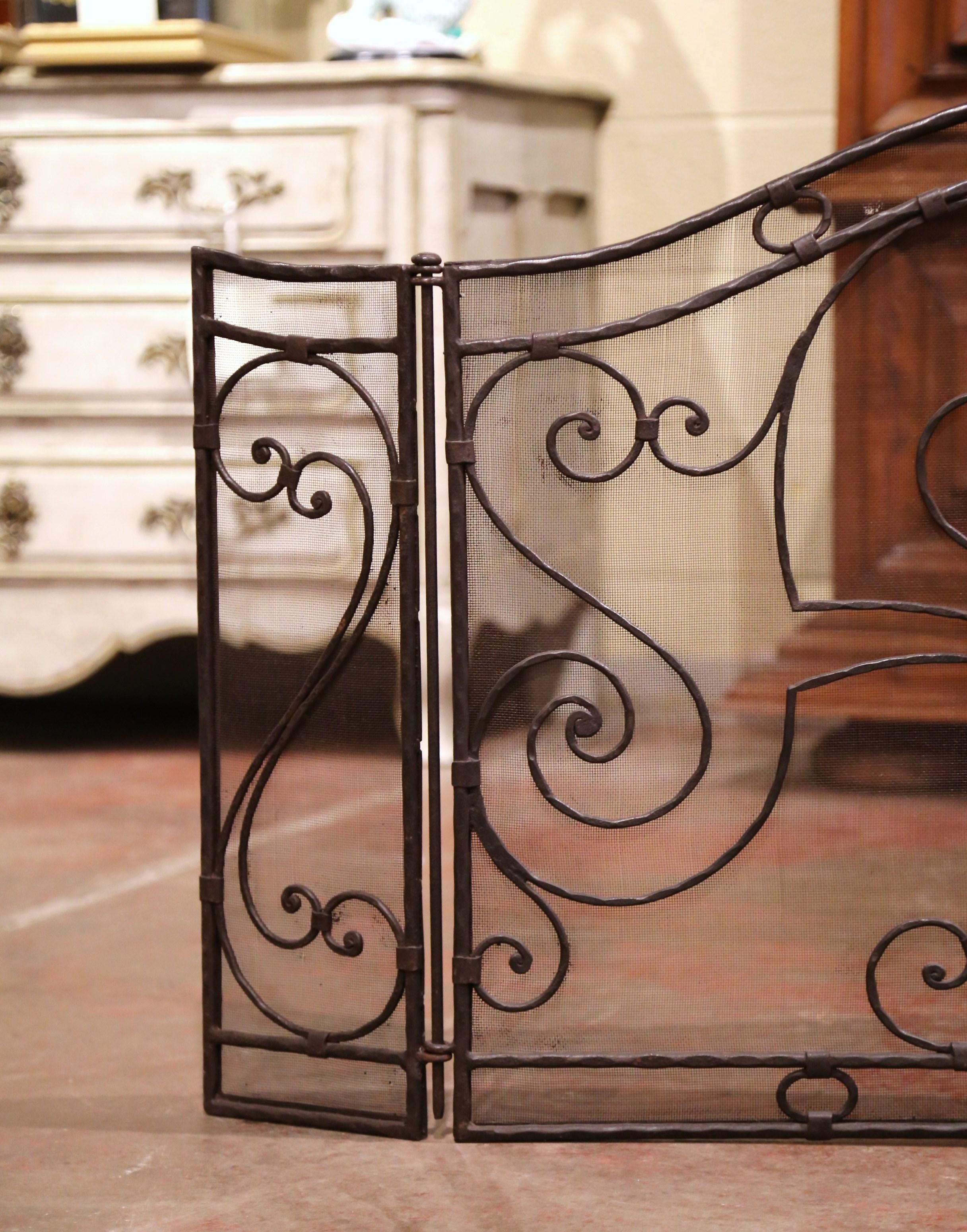 Mid-20th Century French Gothic Wrought Iron Three-Panel Fireplace Screen For Sale 2