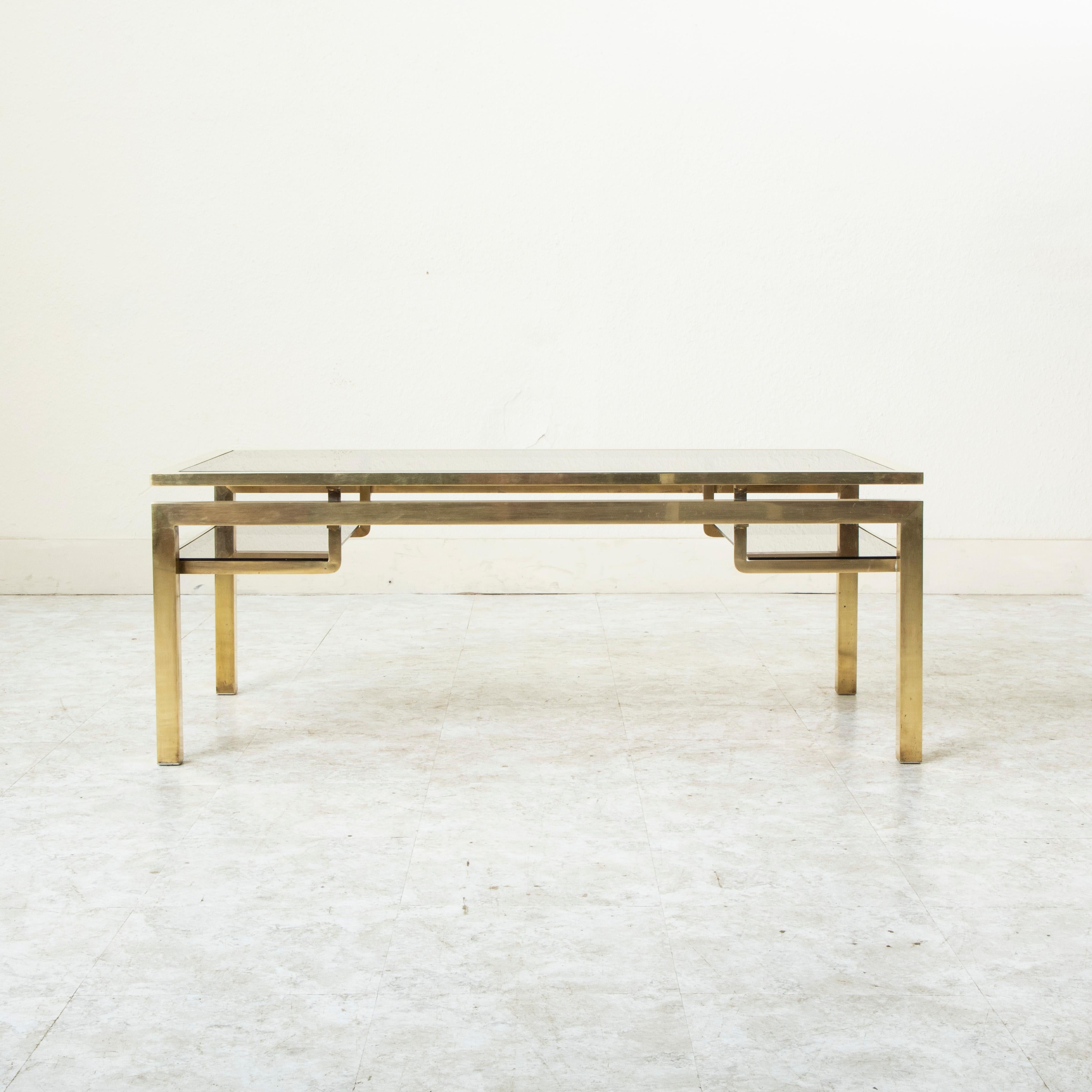Mid-Century Modern Table basse française du milieu du 20e siècle en laiton et verre fumé Guy LeFevre en vente