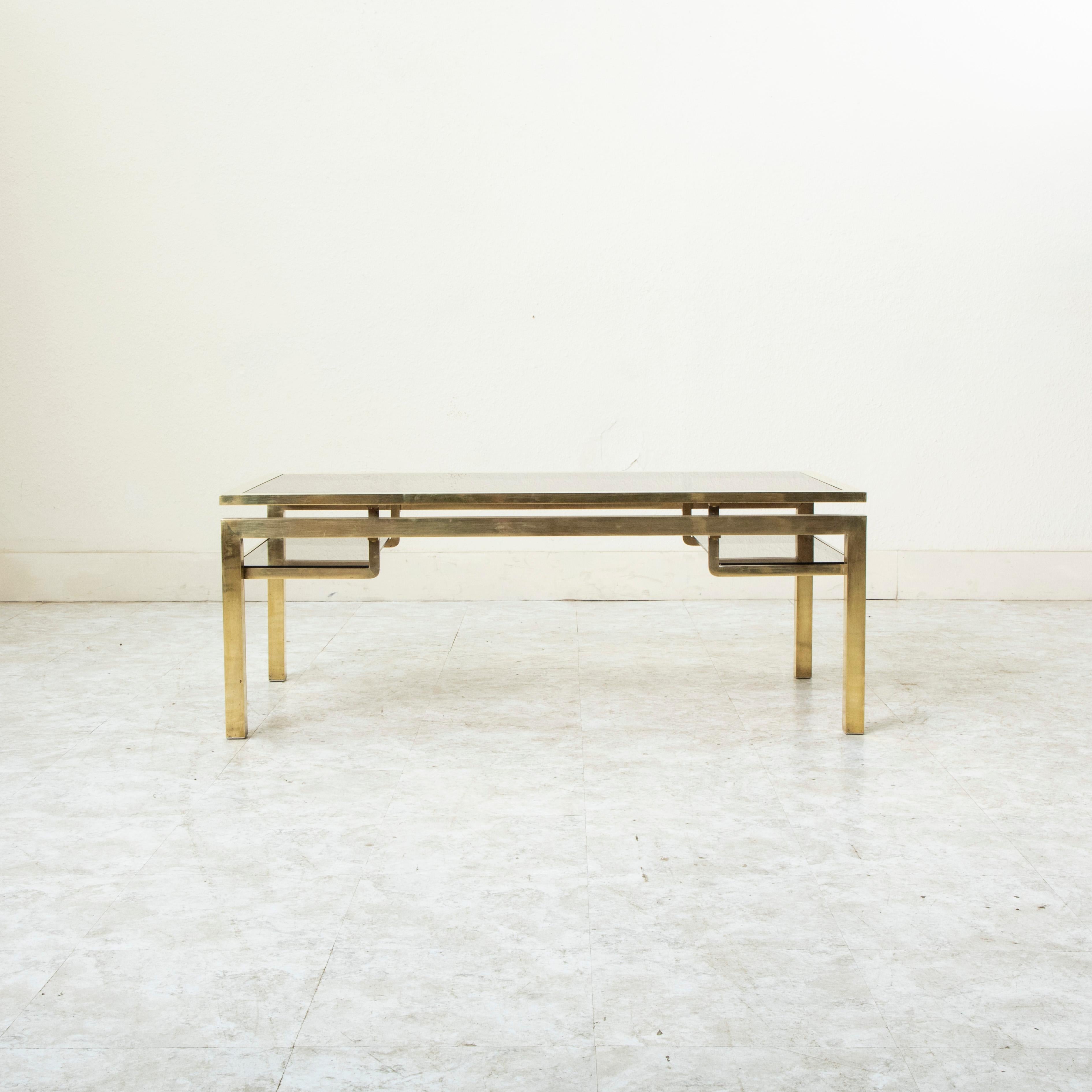 Table basse française du milieu du 20e siècle en laiton et verre fumé Guy LeFevre Bon état - En vente à Fayetteville, AR