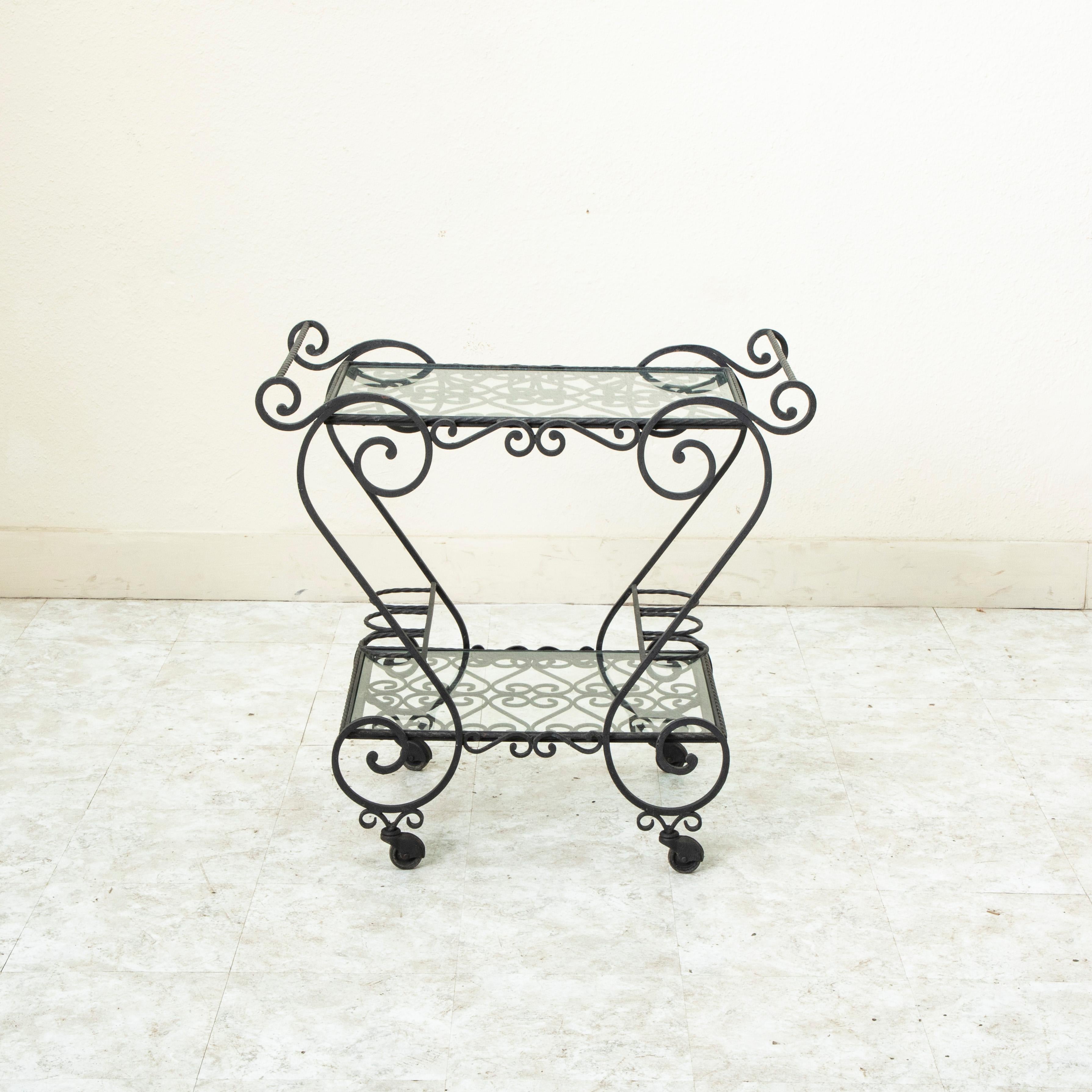 Mid-Century Modern Chariot de bar français du milieu du 20e siècle en fer forgé à la main avec étagères en verre en vente