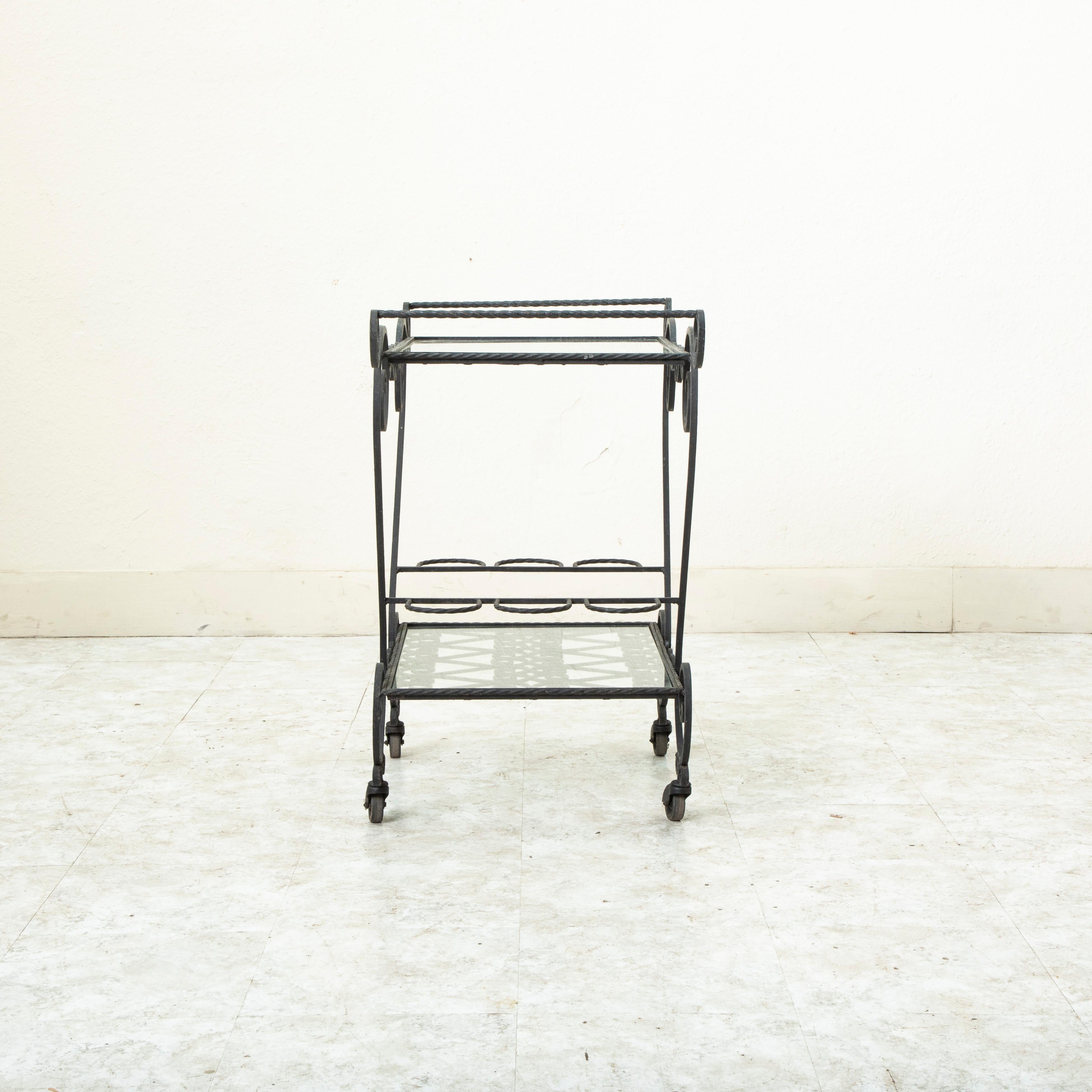 Français Chariot de bar français du milieu du 20e siècle en fer forgé à la main avec étagères en verre en vente