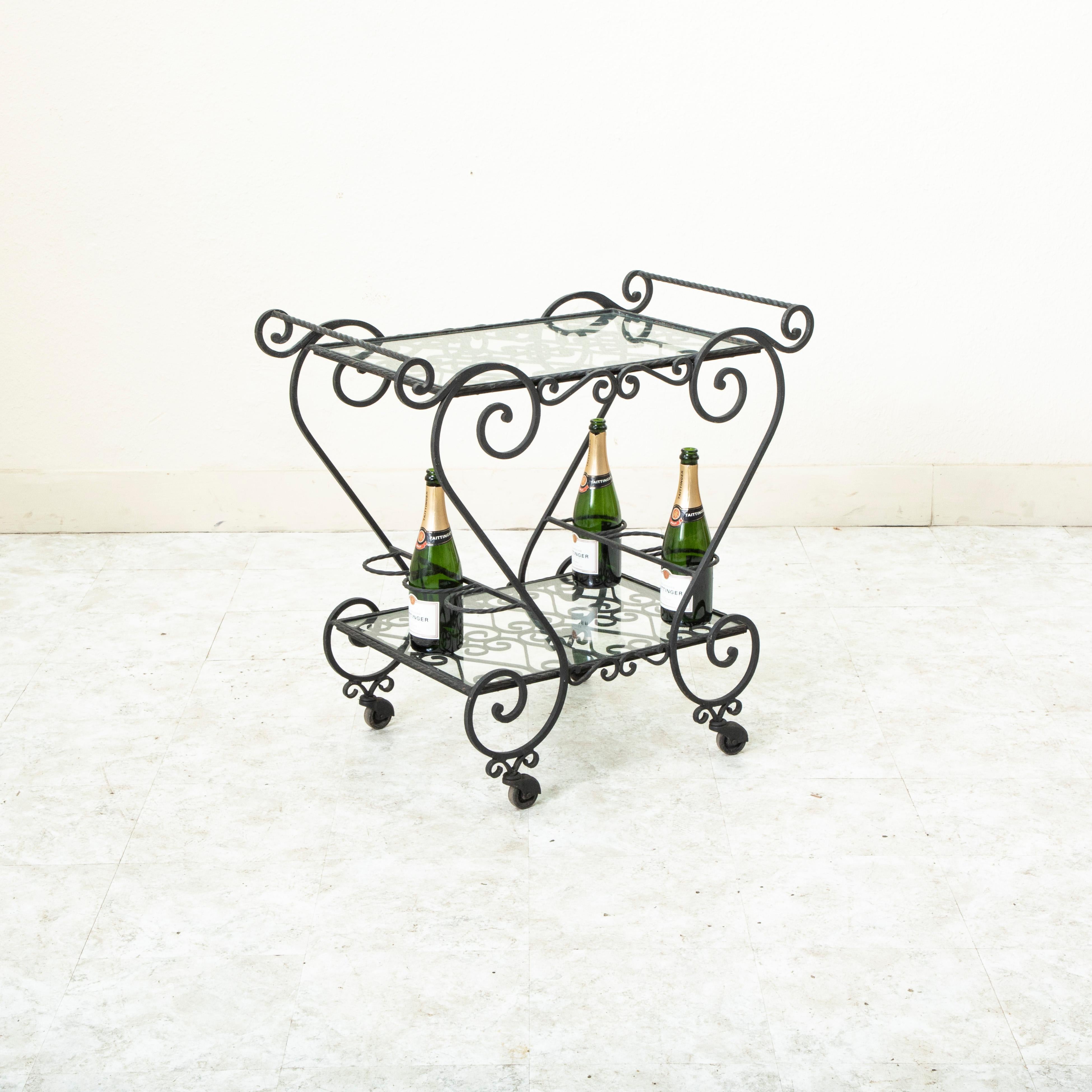 20ième siècle Chariot de bar français du milieu du 20e siècle en fer forgé à la main avec étagères en verre en vente