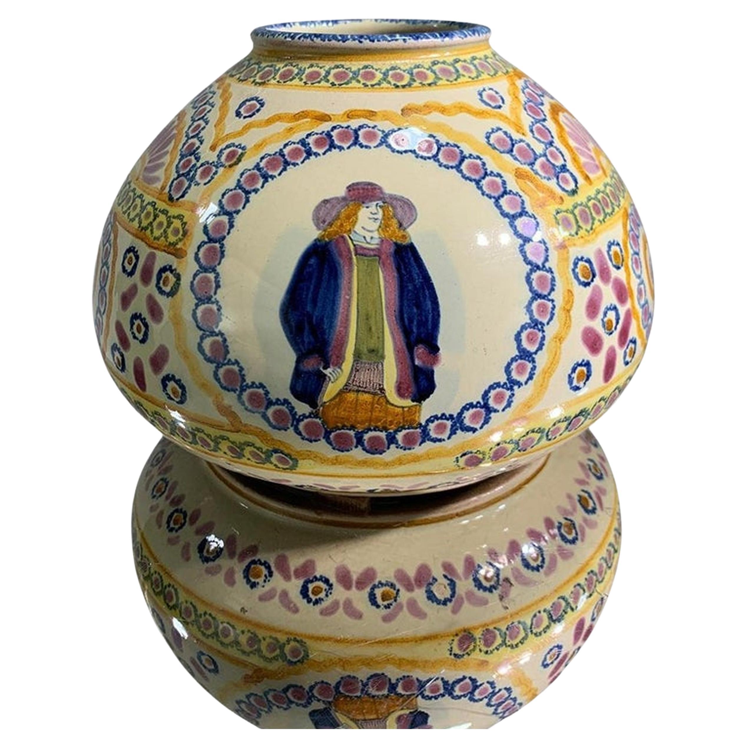 Jarrón francés de loza pintado a mano de mediados del siglo XX Firmado Henriot Quimper