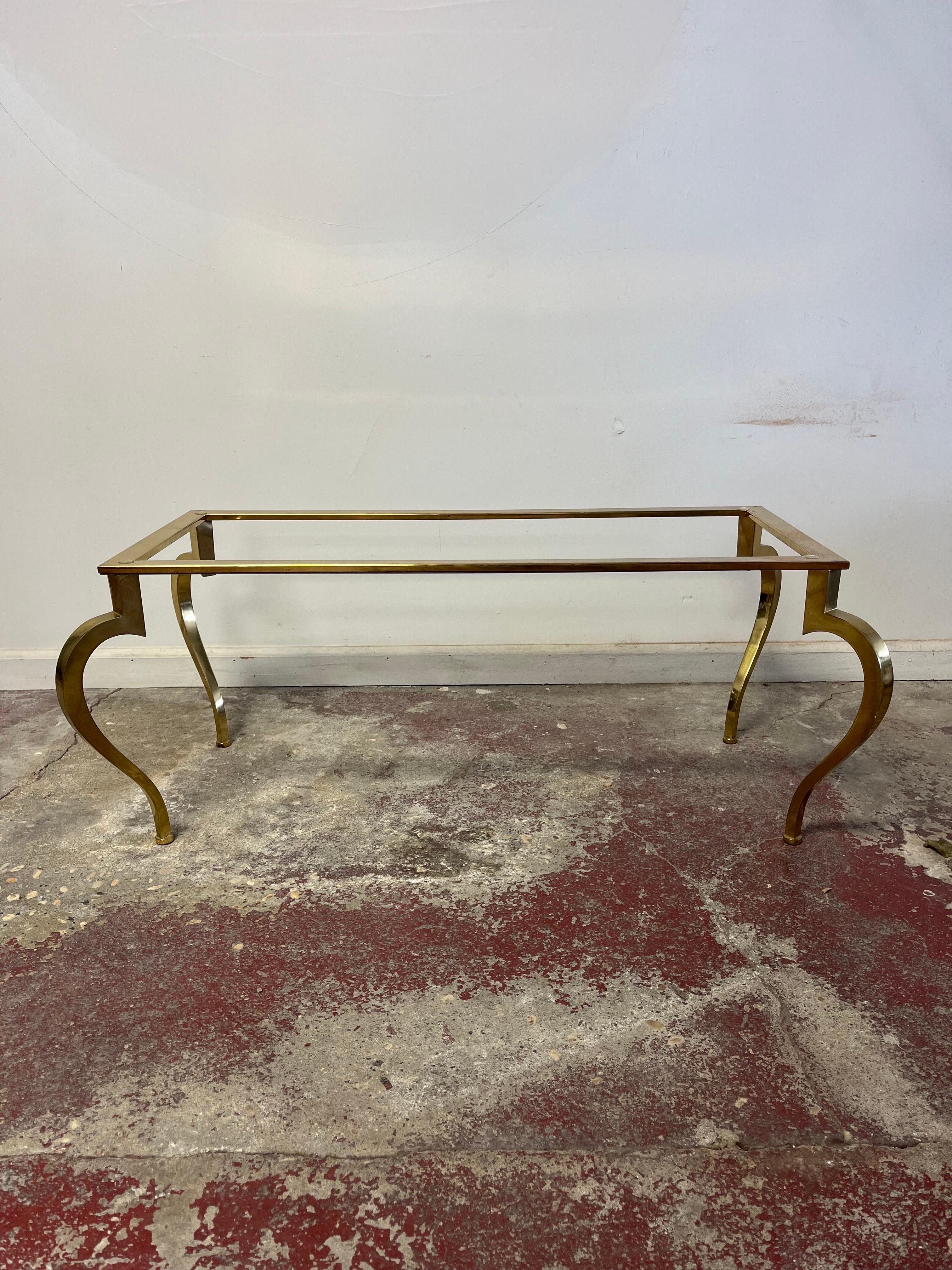 A circa 1950s coffee and French cocktail table in the Hollywood Regency style in the manner of Maison Ramsay with brass frame and cabriole legs. Very good vintage condition, with some age appropriate wear.

5/8