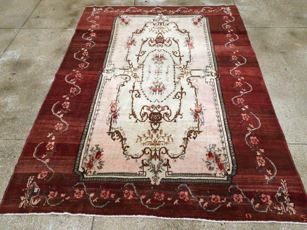 Alfombra anatolia turca vintage de inspiración francesa, hecha a mano a mediados del siglo XX.

Medidas: 7' 2