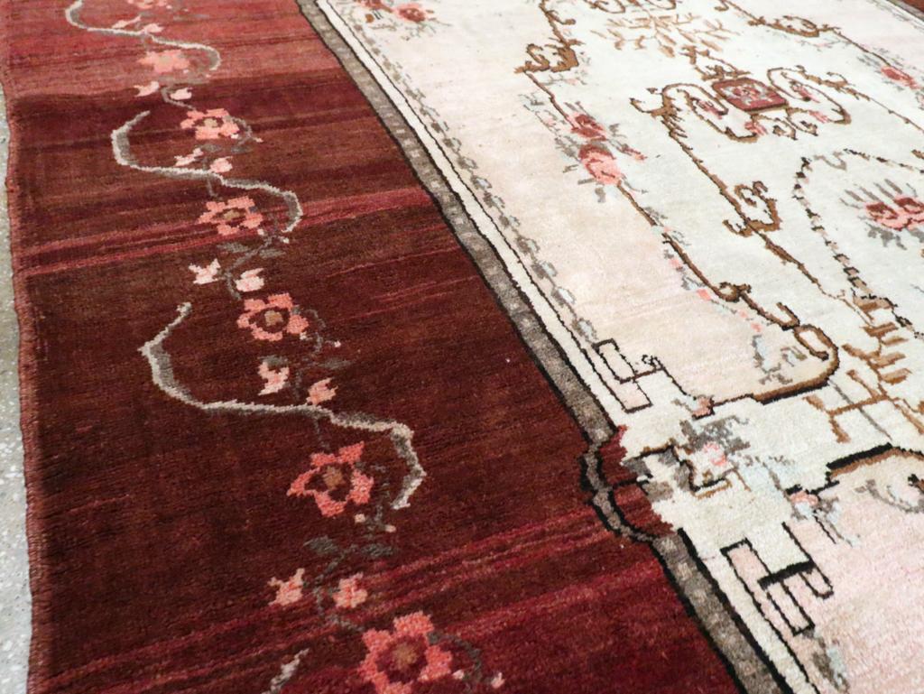 Alfombra de anatolia turca vintage de inspiración francesa de mediados del siglo XX Turco en venta