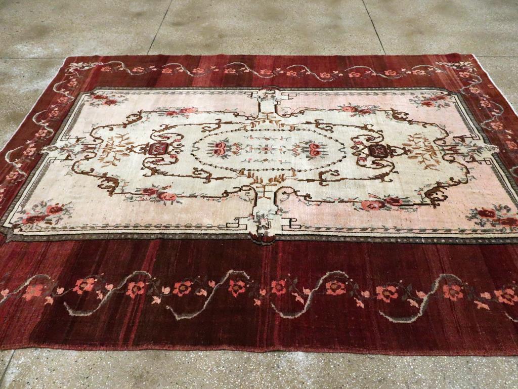 Alfombra de anatolia turca vintage de inspiración francesa de mediados del siglo XX Anudado a mano en venta