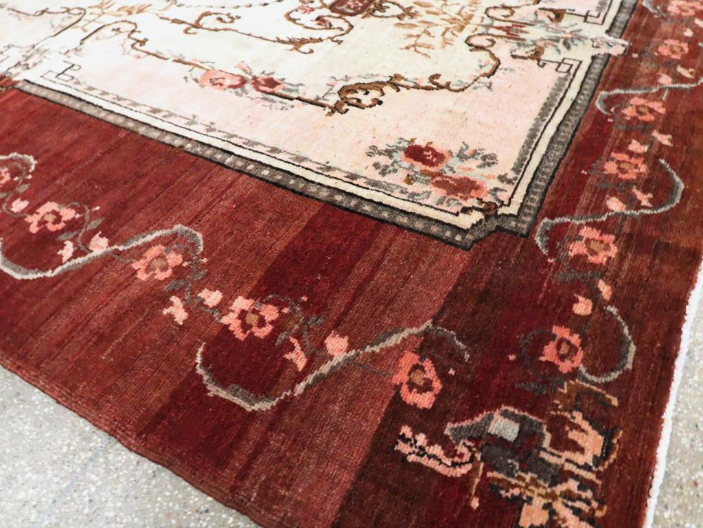 Alfombra de anatolia turca vintage de inspiración francesa de mediados del siglo XX en Excelente estado para la venta en New York, NY