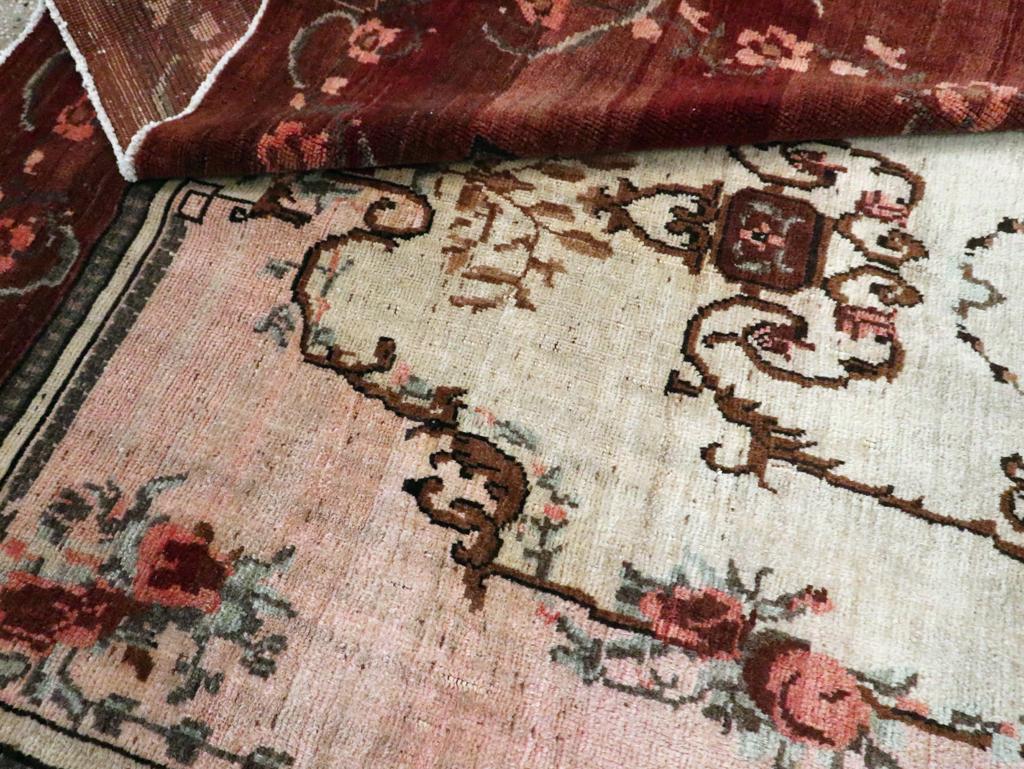 Alfombra de anatolia turca vintage de inspiración francesa de mediados del siglo XX en venta 1