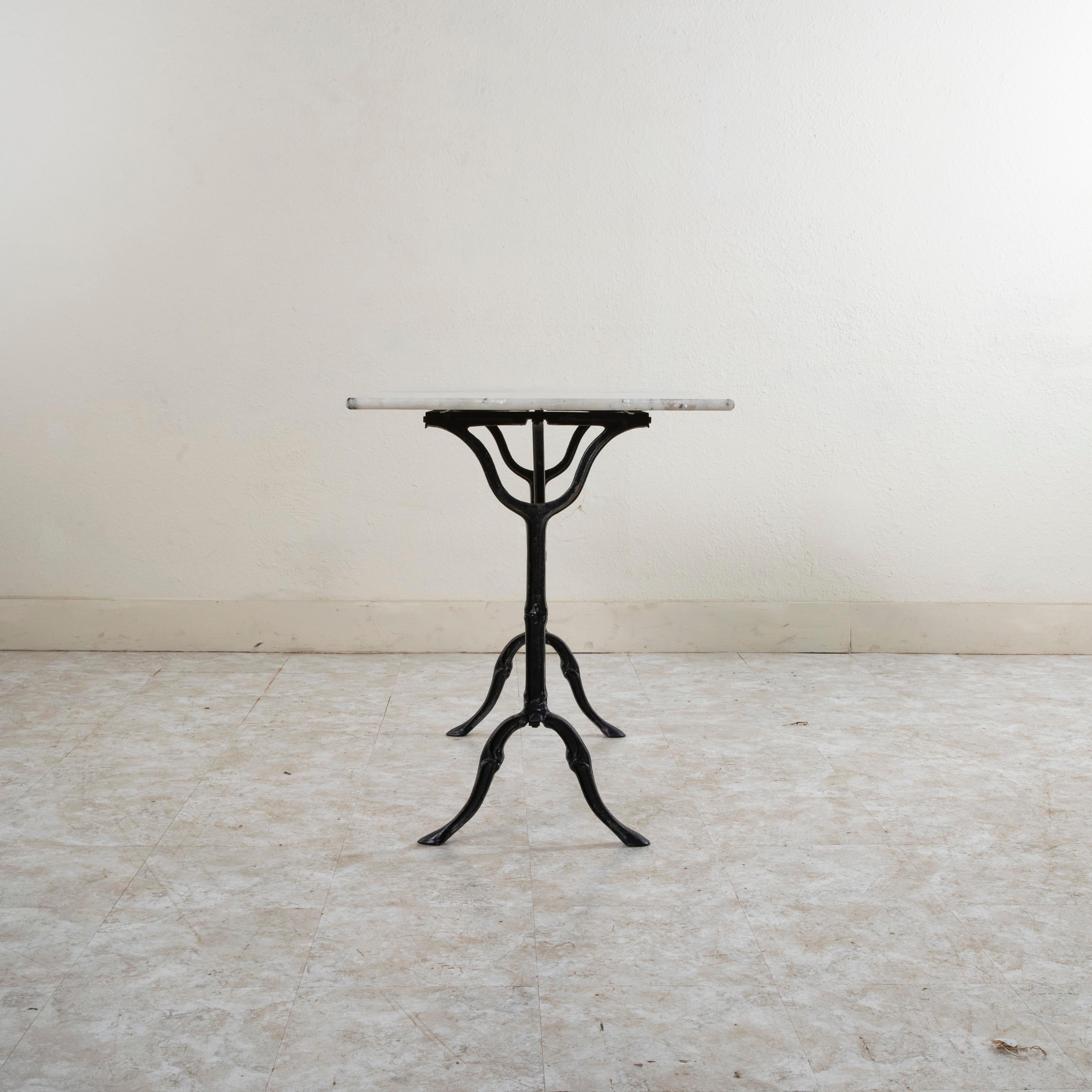 Fer Table de bistrot française en fer et marbre du milieu du 20e siècle en vente