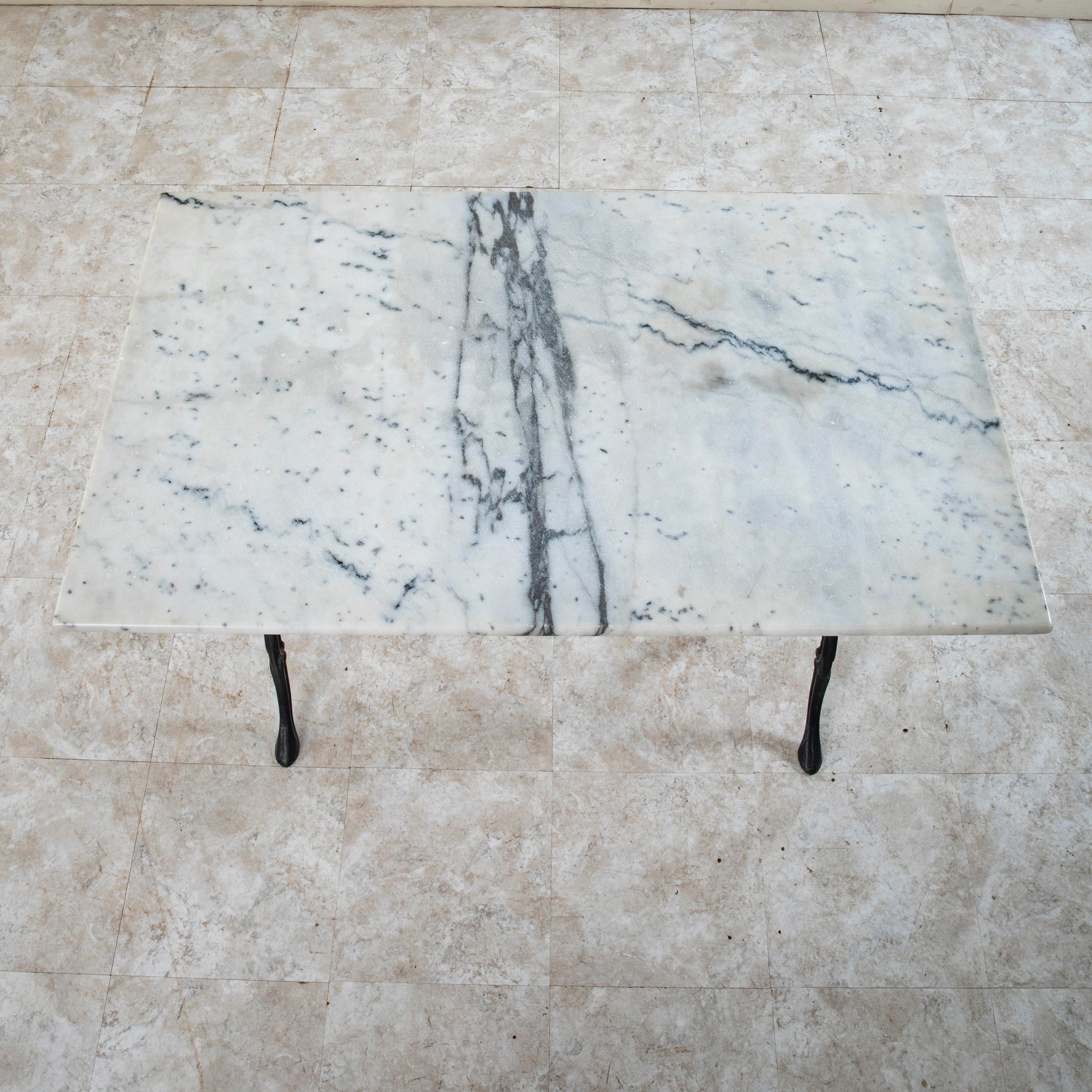 Table de bistrot française en fer et marbre du milieu du 20e siècle en vente 1