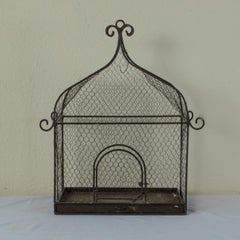 Cage à oiseaux en fer et fil métallique français du milieu du 20e siècle avec plateau coulissant