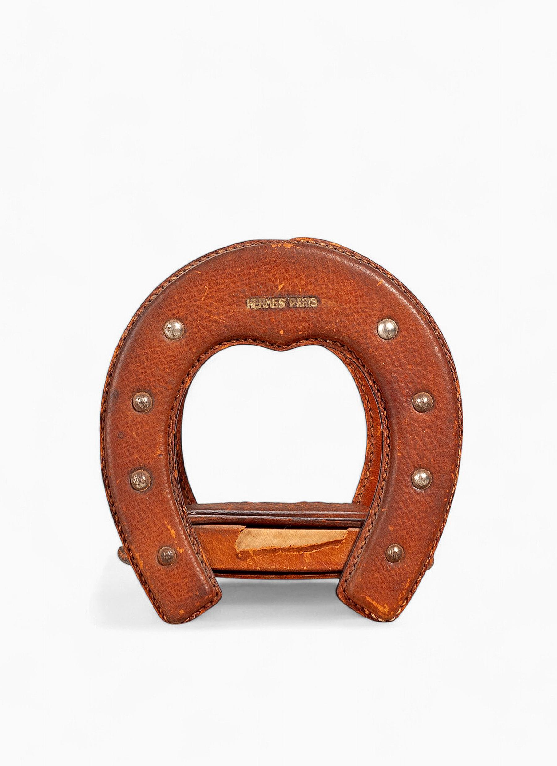 Mid-Century Modern Mid-20th Century French Leather Horseshoe-Shaped Cigar Holder by Hèrmes Paris For Sale