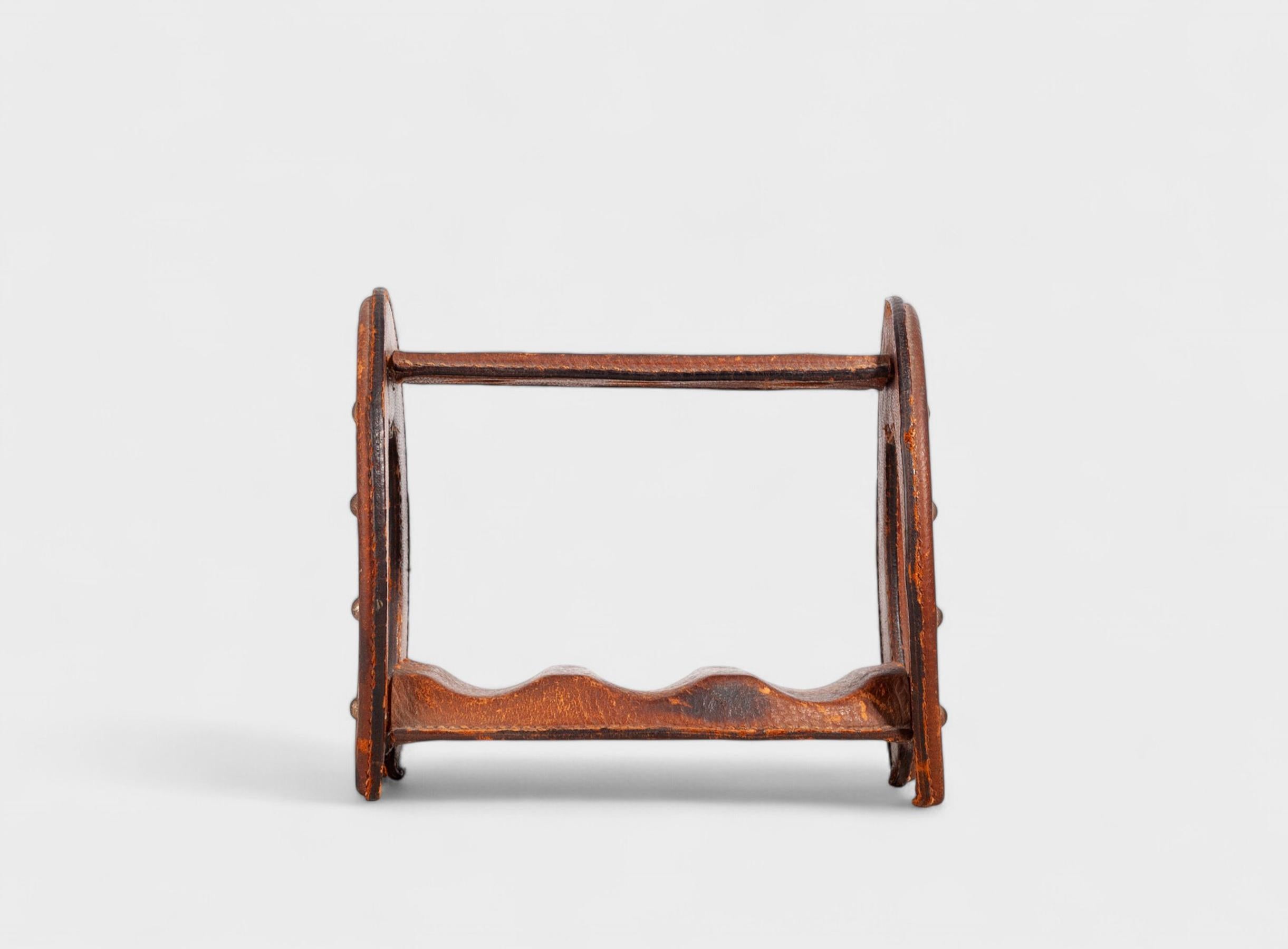 Embossed Mid-20th Century French Leather Horseshoe-Shaped Cigar Holder by Hèrmes Paris For Sale