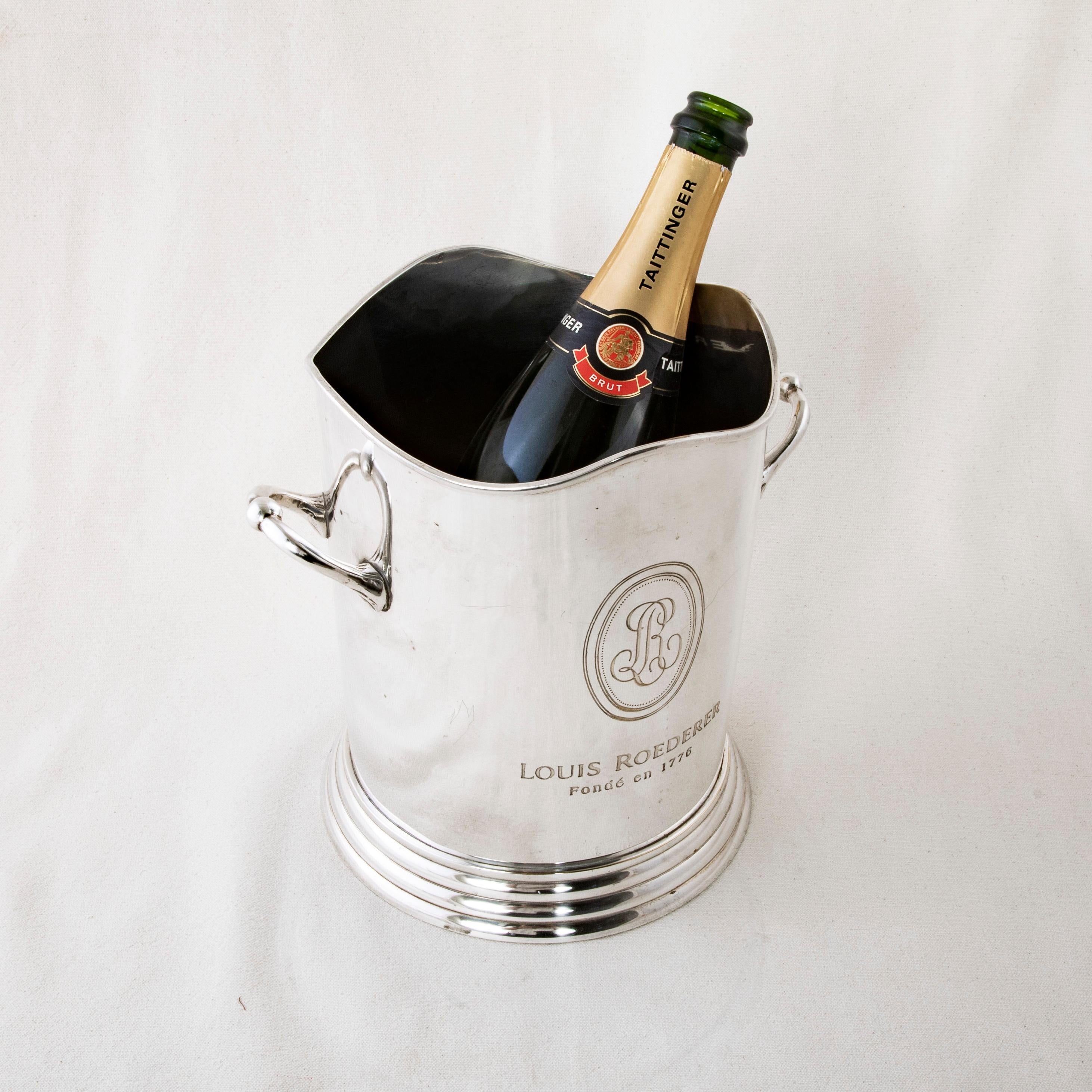 Seau à champagne français Louis Roederer en métal argenté du milieu du 20e siècle Bon état - En vente à Fayetteville, AR