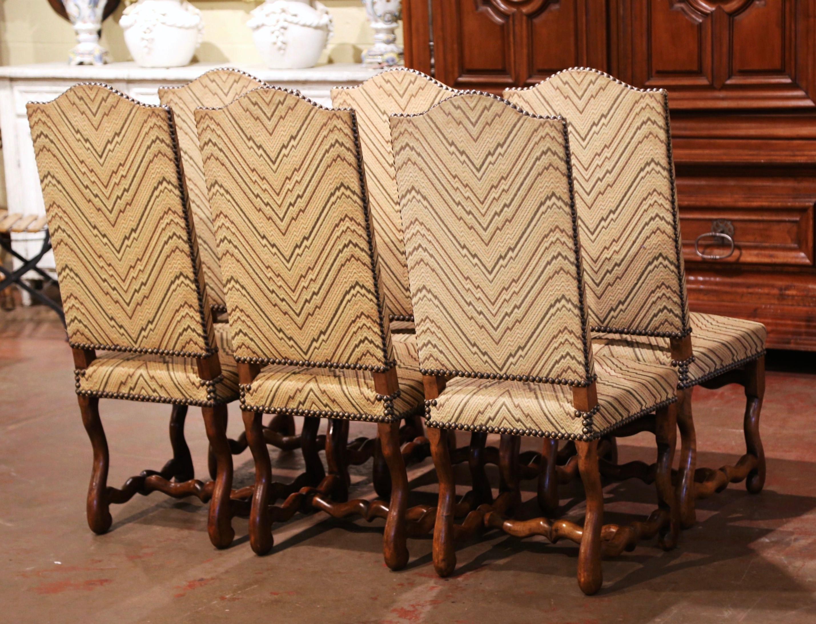 Lot de six chaises de salle à manger Louis XIII françaises du milieu du 20e siècle sculptées en os de mouton 7