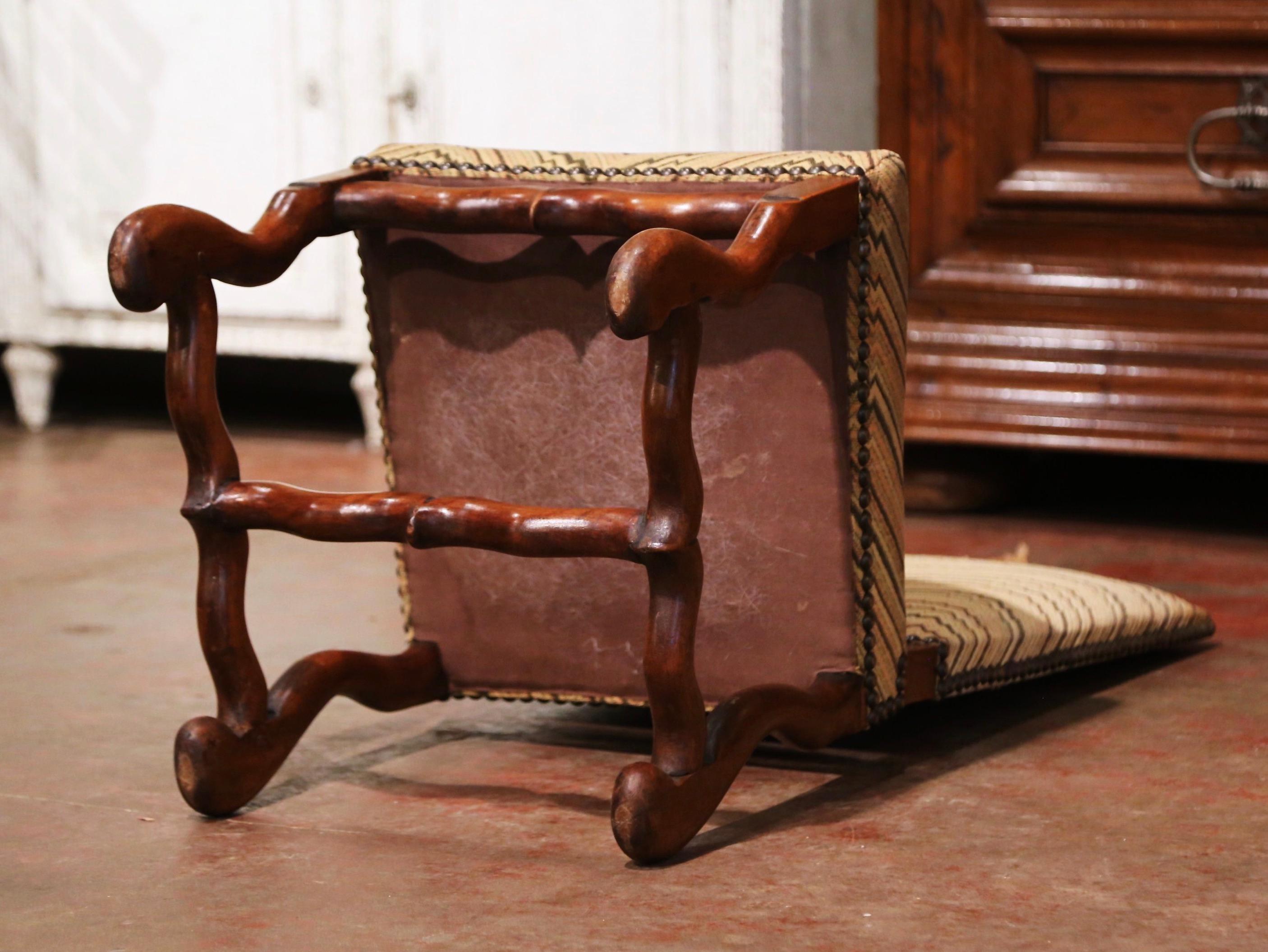 Lot de six chaises de salle à manger Louis XIII françaises du milieu du 20e siècle sculptées en os de mouton 8